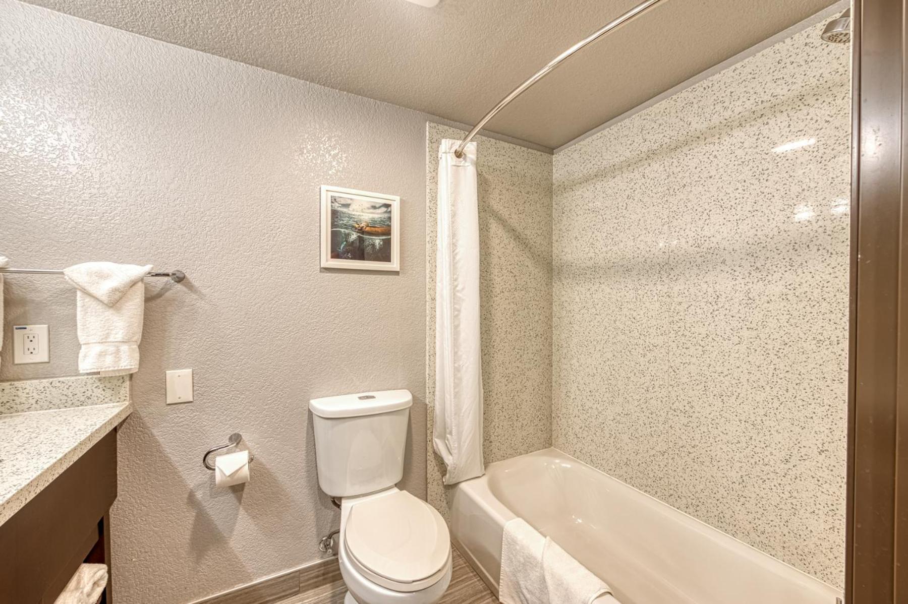 Standard Queen Room with Two Queen Beds with Balcony - Non Smoking - Photo 4