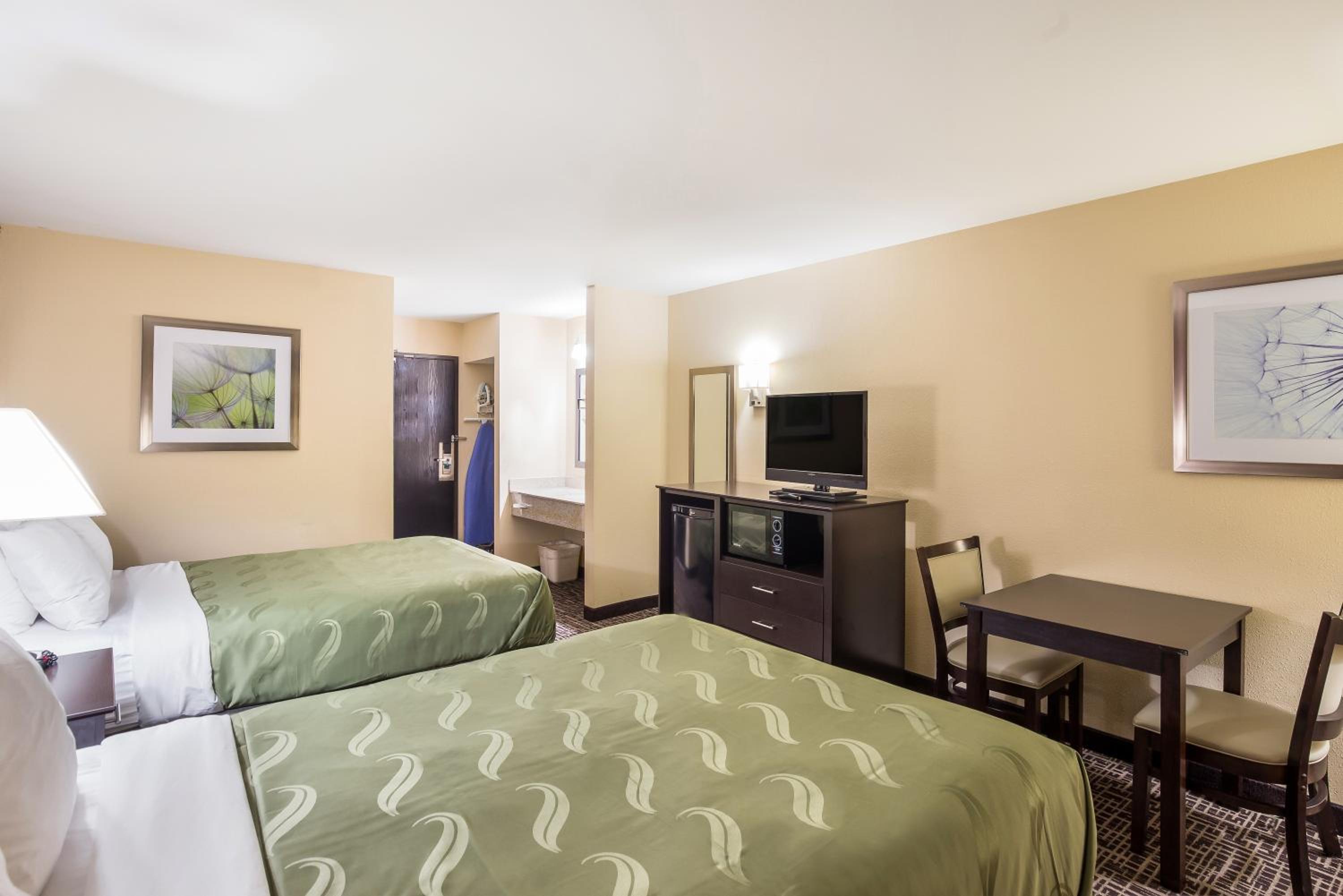 Queen Room with Two Queen Beds - Non-Smoking - Photo 2
