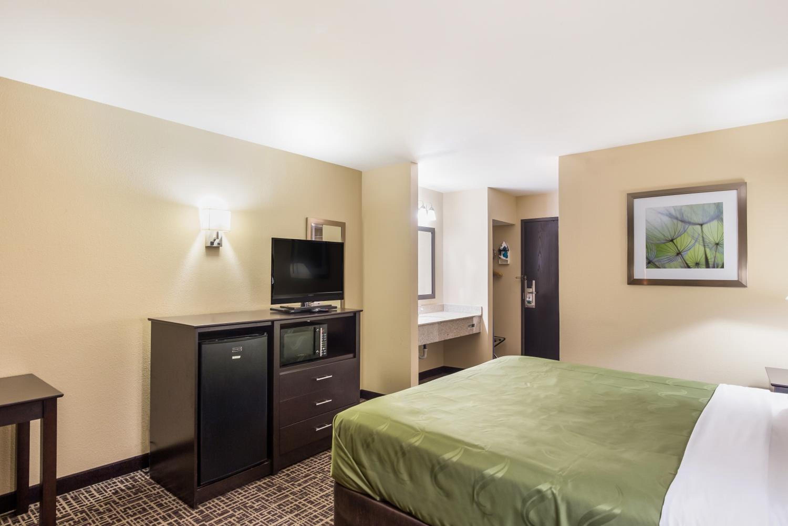 Standard King Room - Non-Smoking  - Photo 3