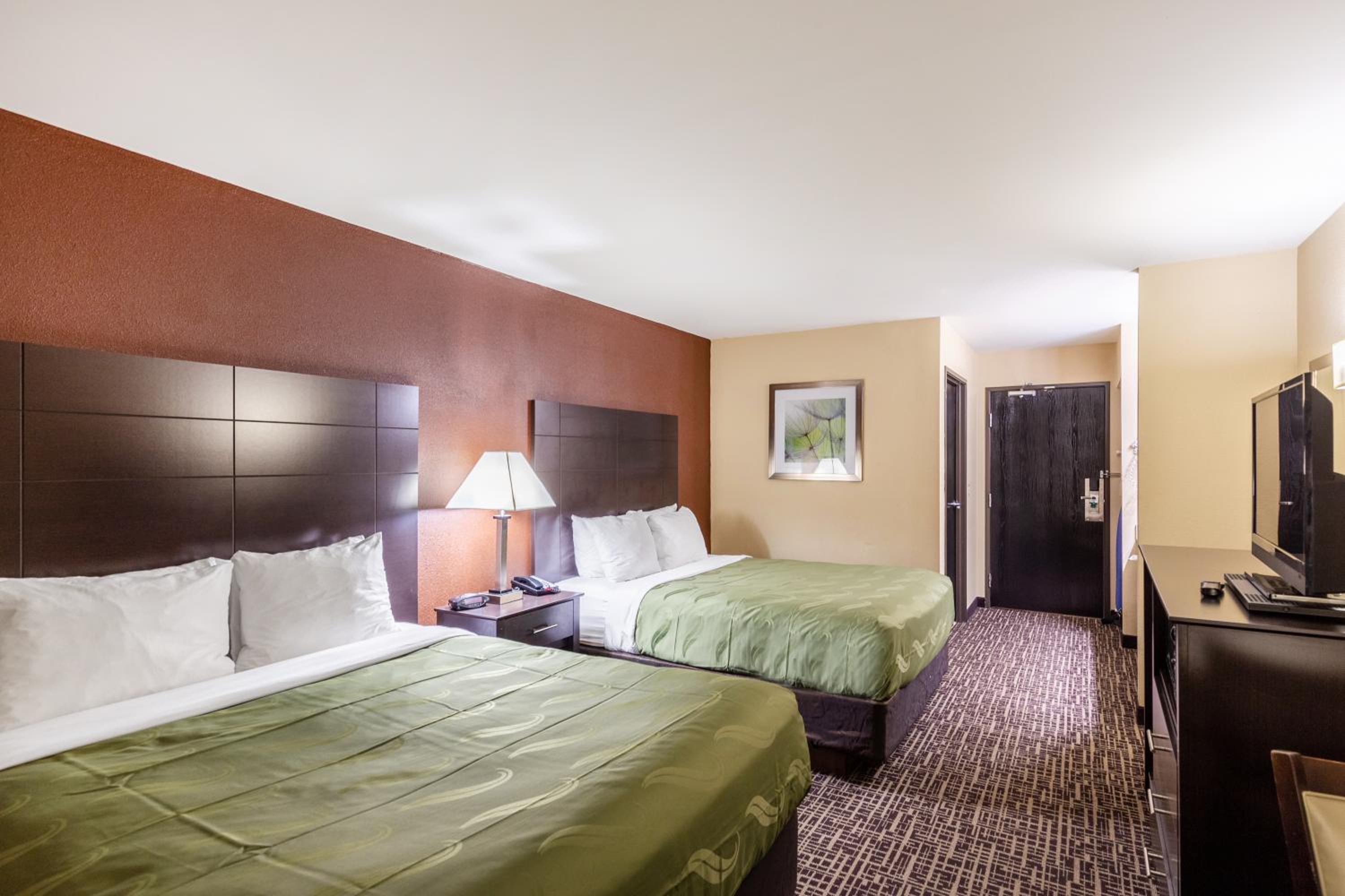 Queen Room with Two Queen Beds - Non-Smoking - Photo 5