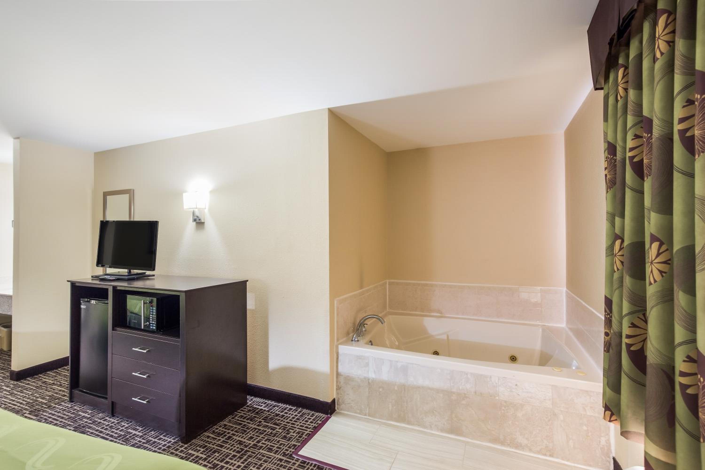 Queen Suite with Two Queen Beds - Non Smoking - Photo 2