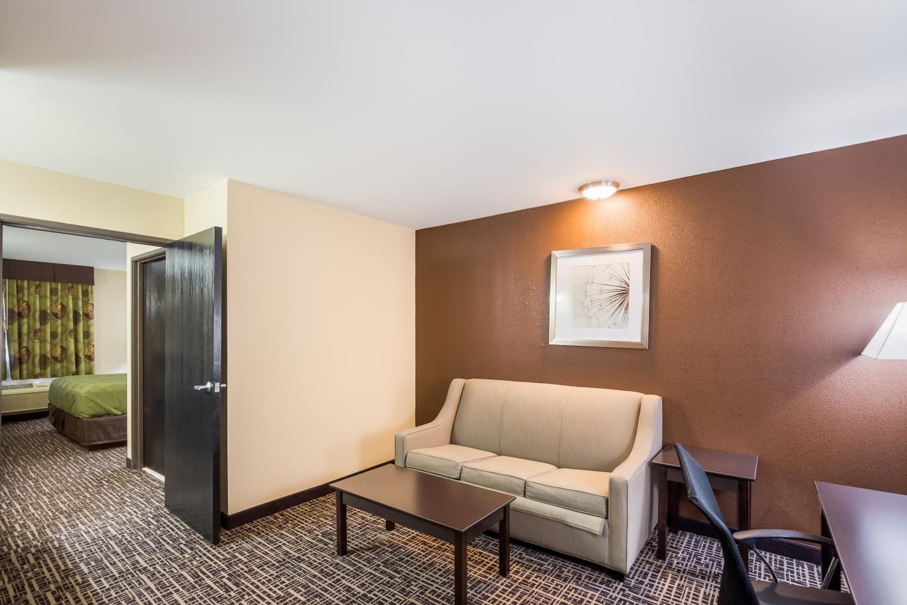 Suite with Two Queen Beds, non-smoking  - Photo 1