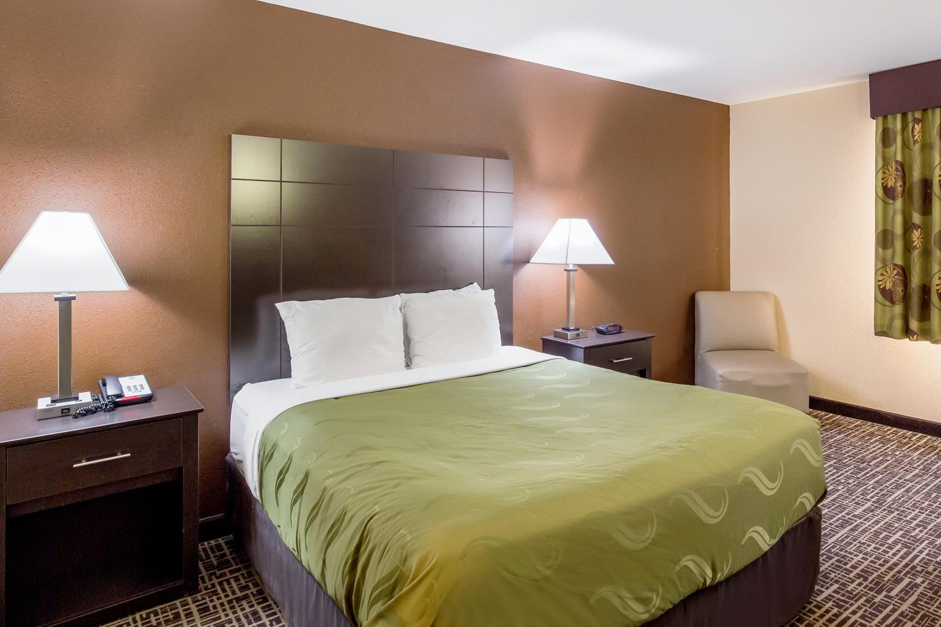 Standard King Room - Non-Smoking  - Photo 4