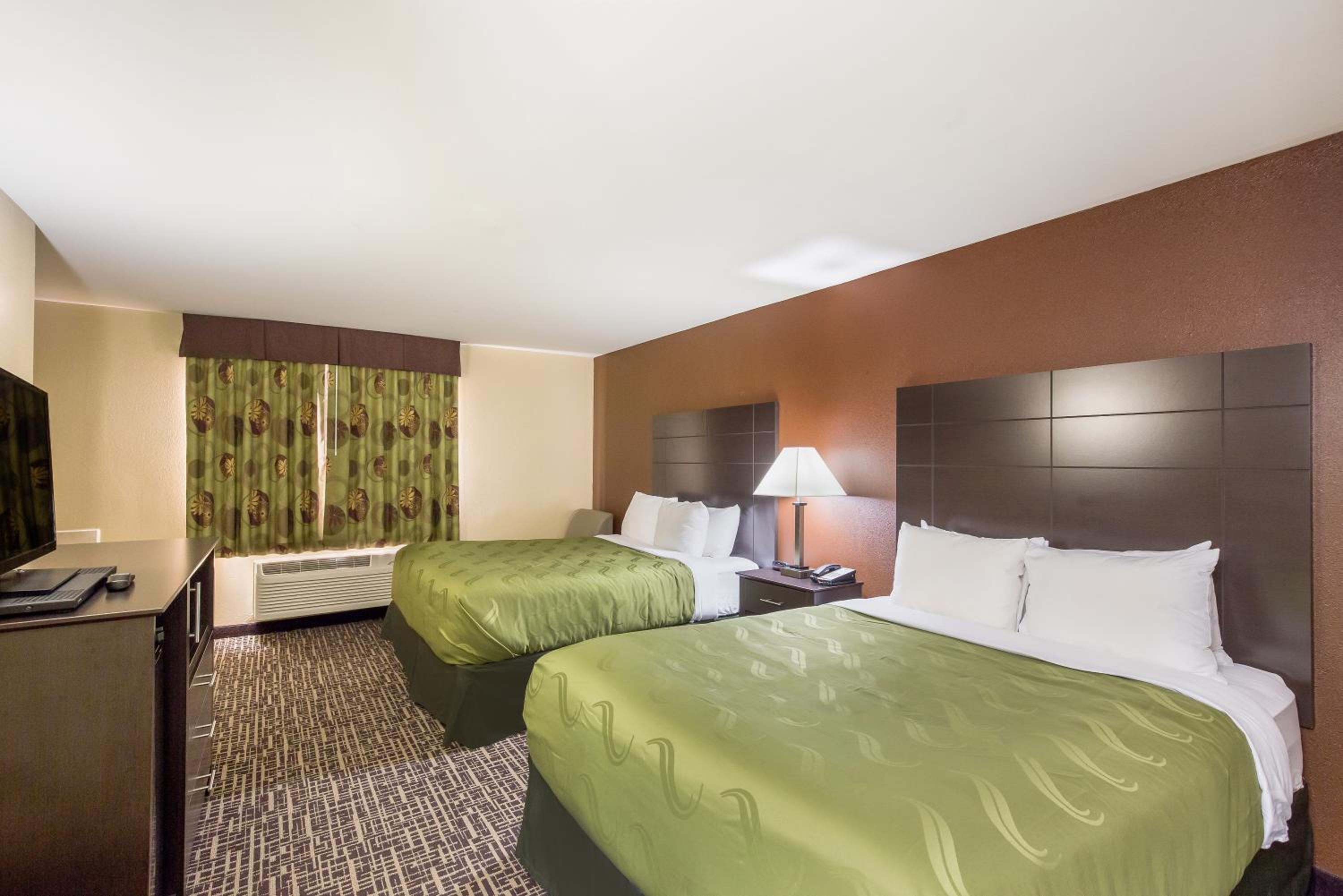 Queen Room with Two Queen Beds - Non-Smoking - Photo 4