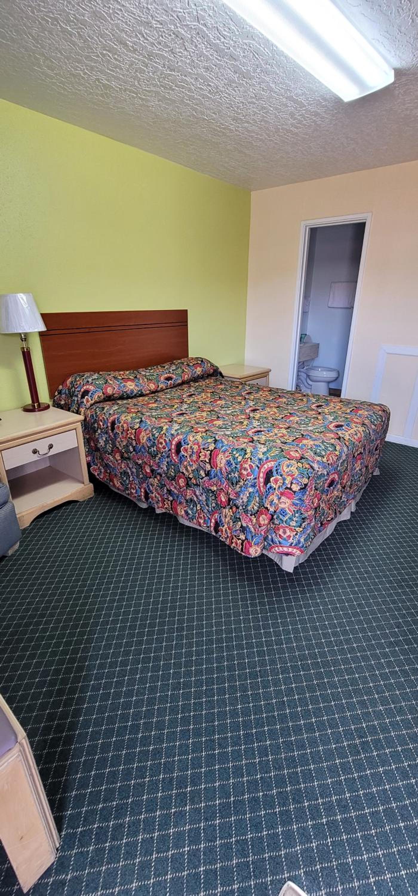 Queen Bed Non-Smoking - Photo 5
