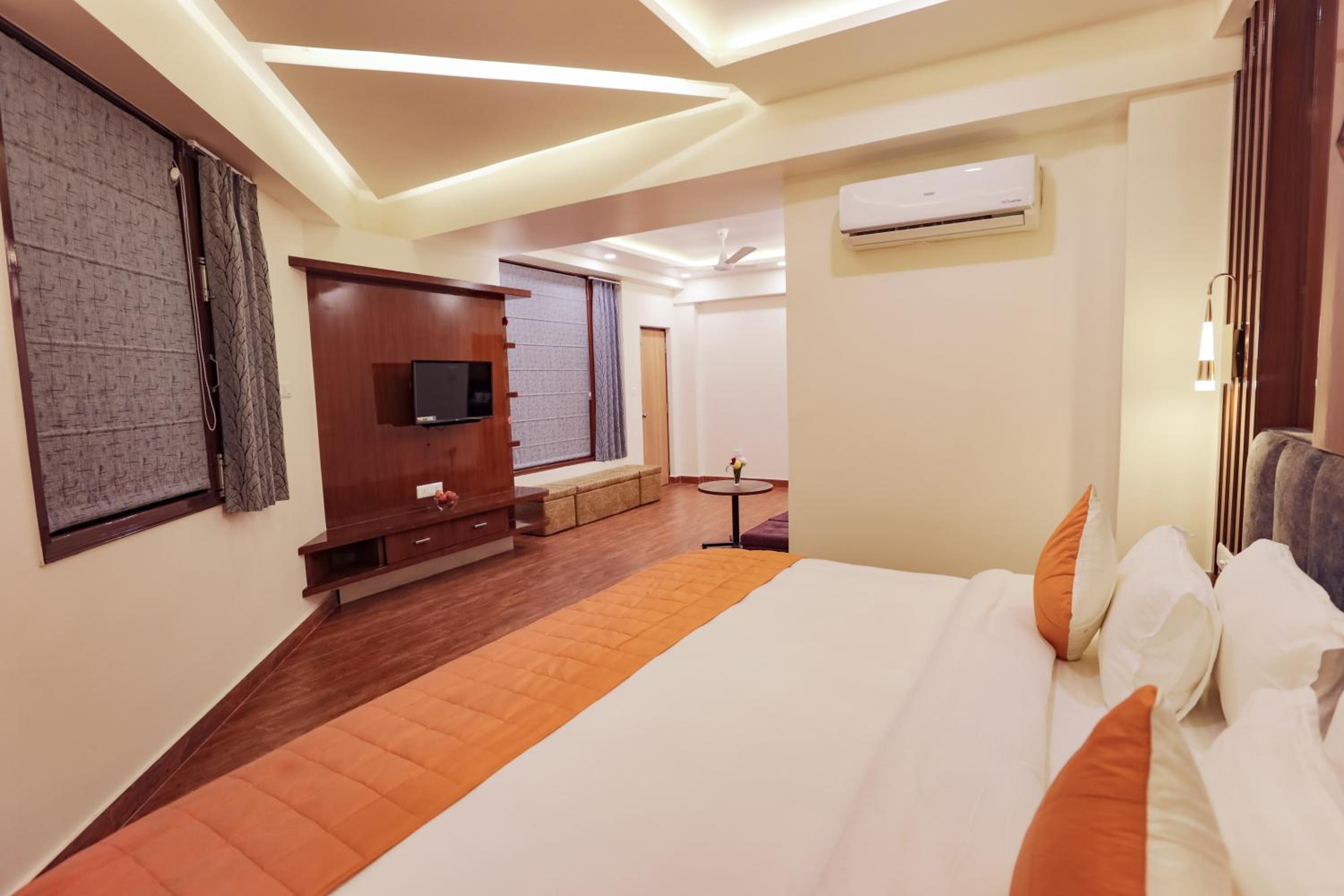 Executive Suite Mountain View Room with Private Balcony - Photo 8