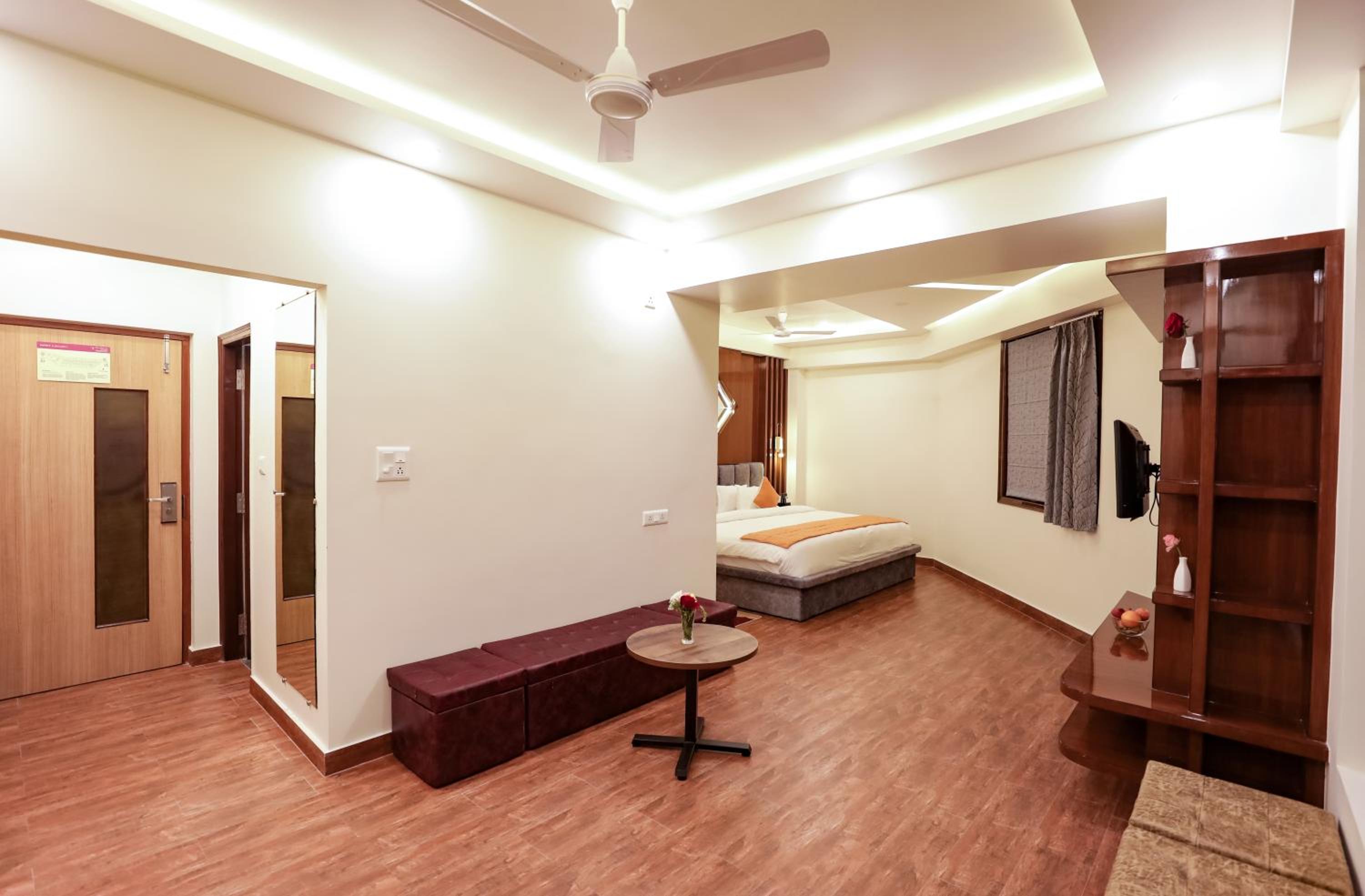 Executive Suite Mountain View Room with Private Balcony - Photo 1
