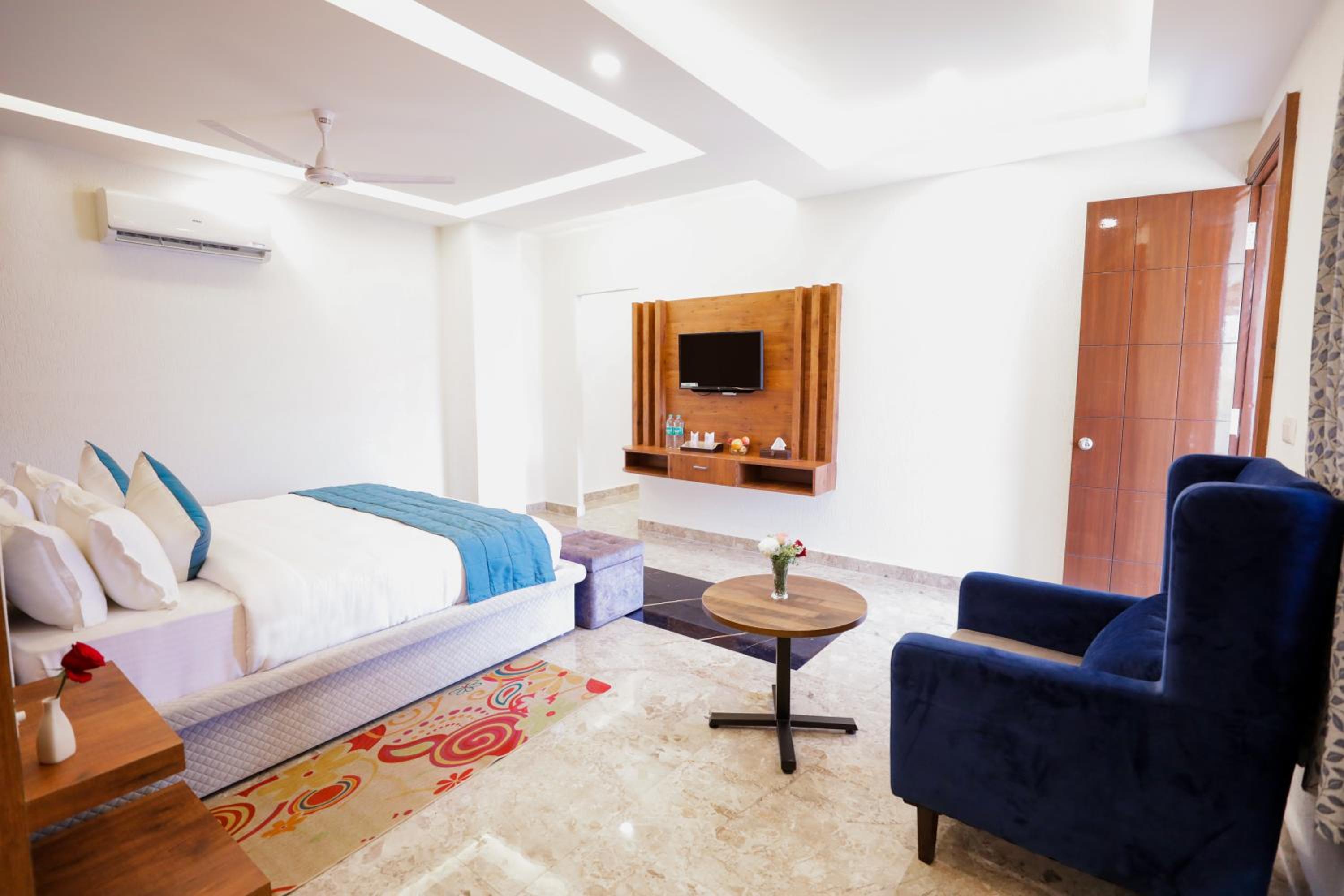 Luxury Suite Mountain View Room with Private Balcony - Photo 1
