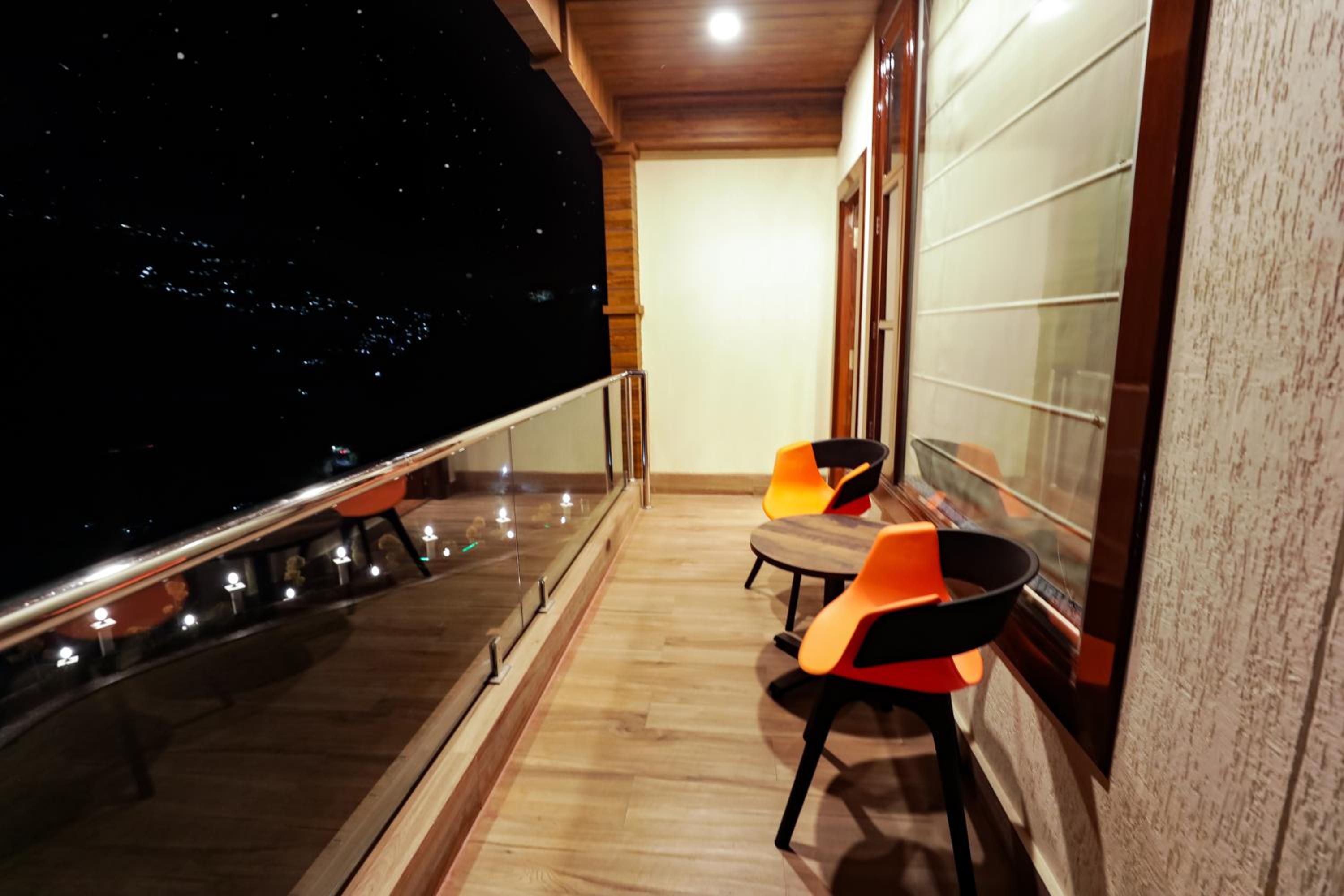 Luxury Suite Mountain View Room with Private Balcony - Photo 5