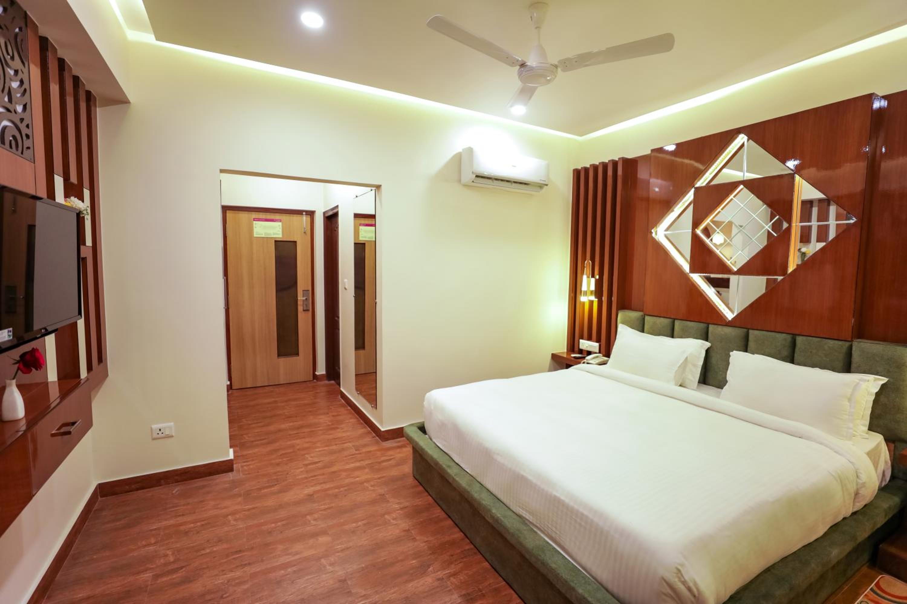 Premium Mountain View Room with Private Balcony - Photo 6