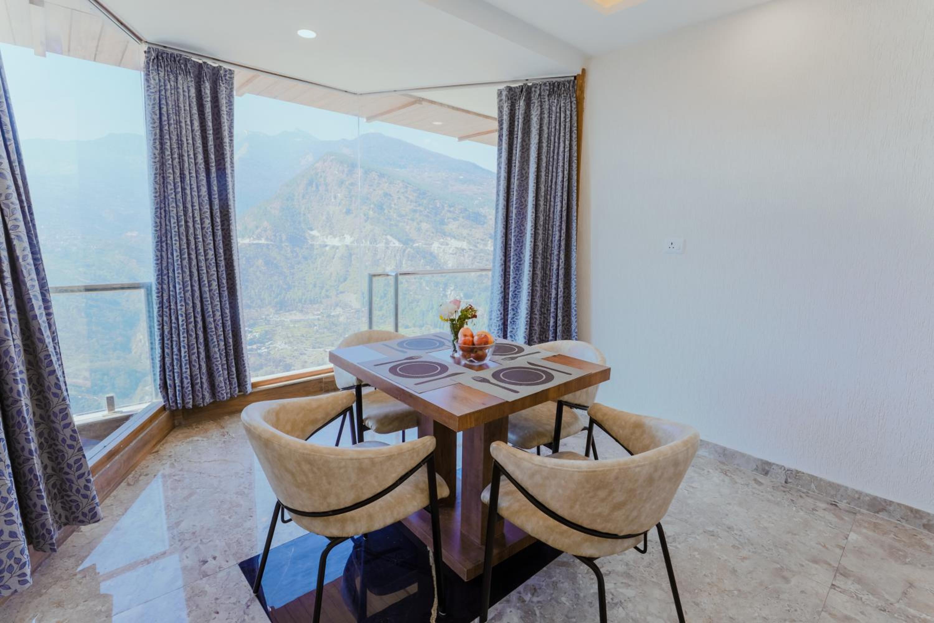 Luxury Suite Mountain View Room with Private Balcony - Photo 6