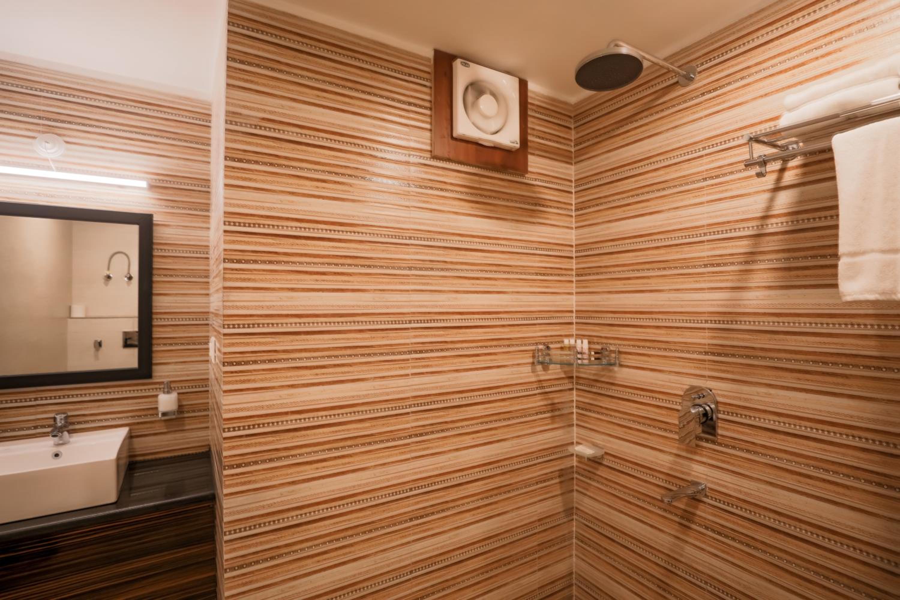 Luxury Suite Mountain View Room with Private Balcony - Photo 11