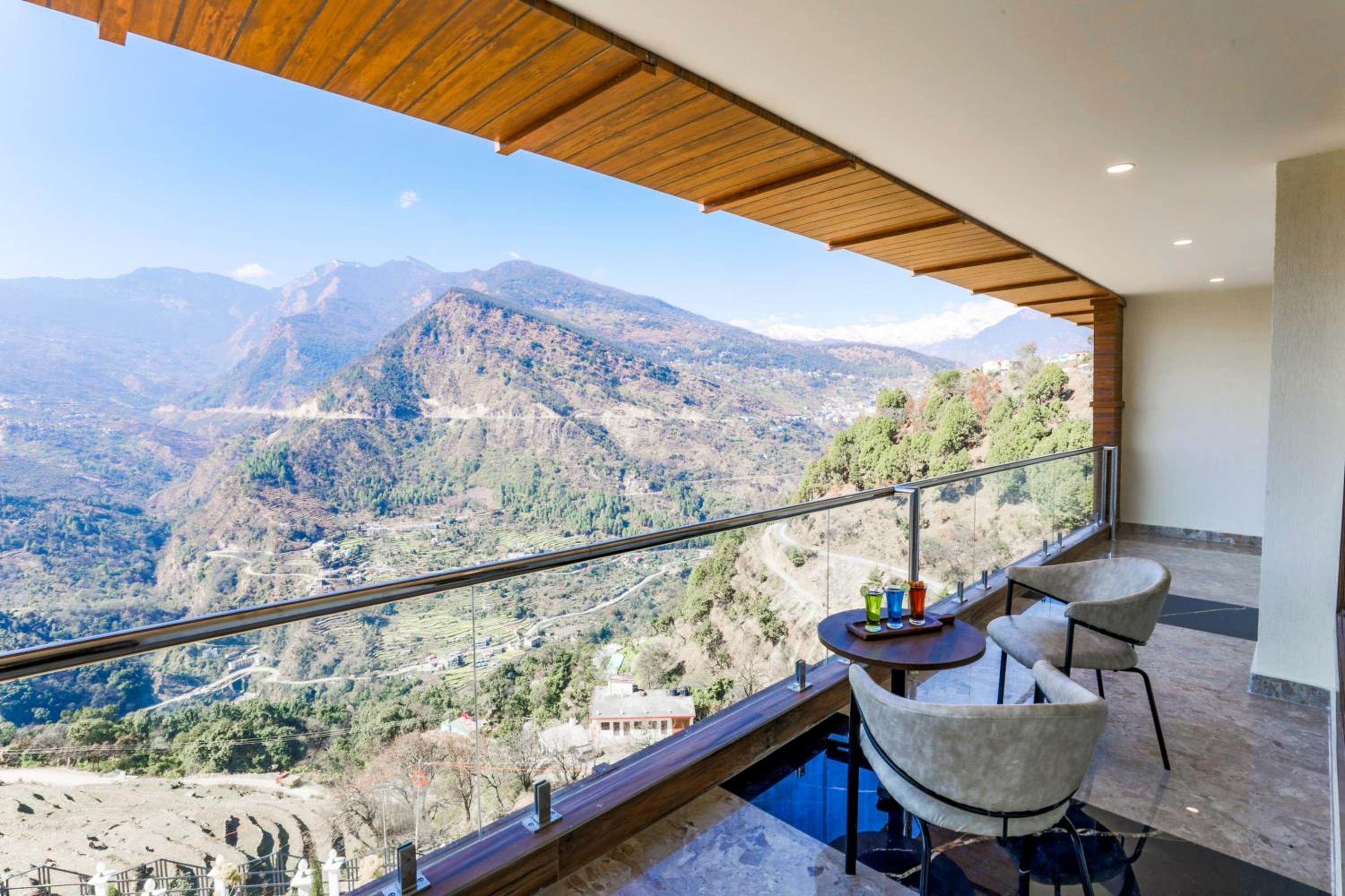 Luxury Suite Mountain View Room with Private Balcony - Photo 3