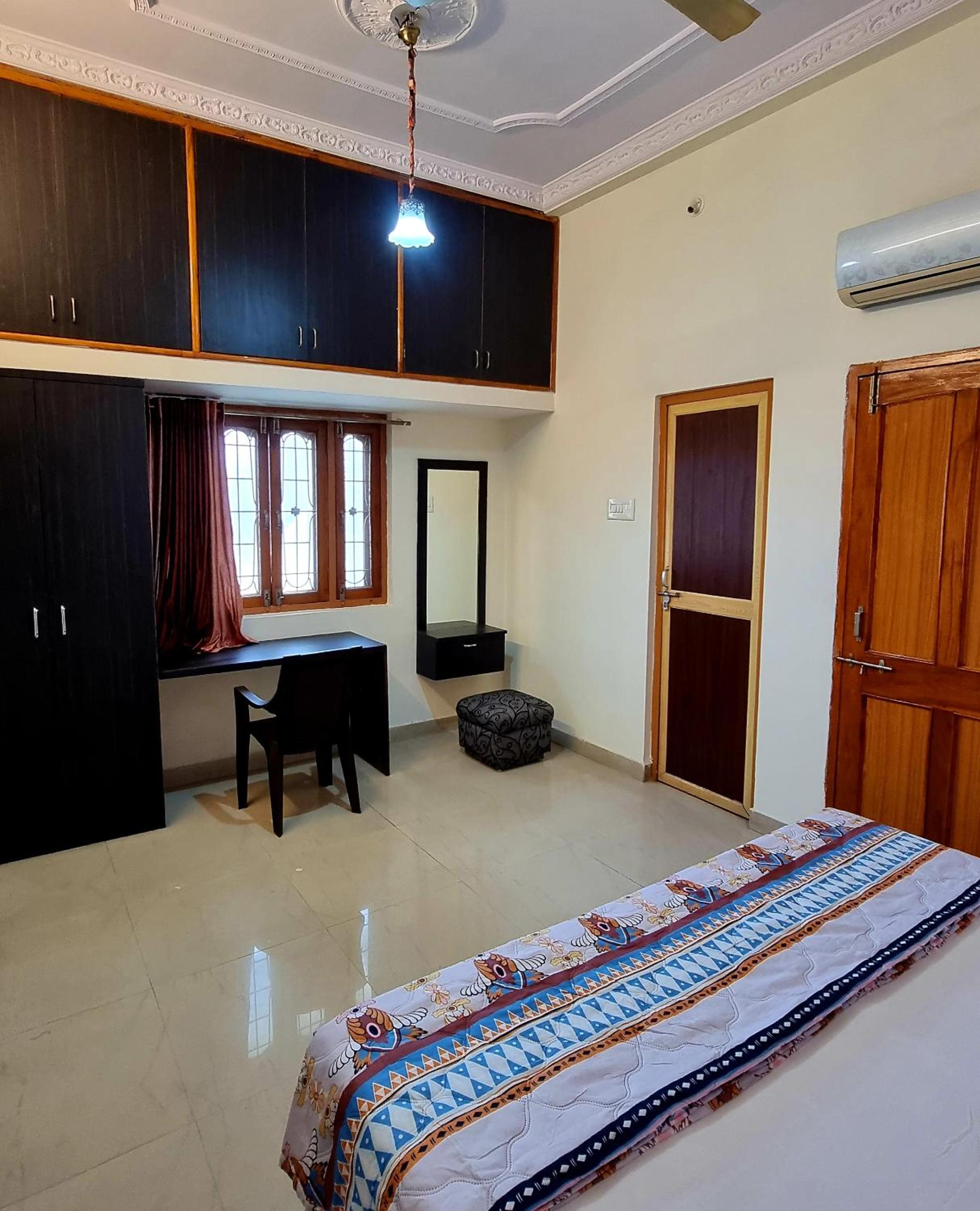 Apartment with Balcony - Photo 4