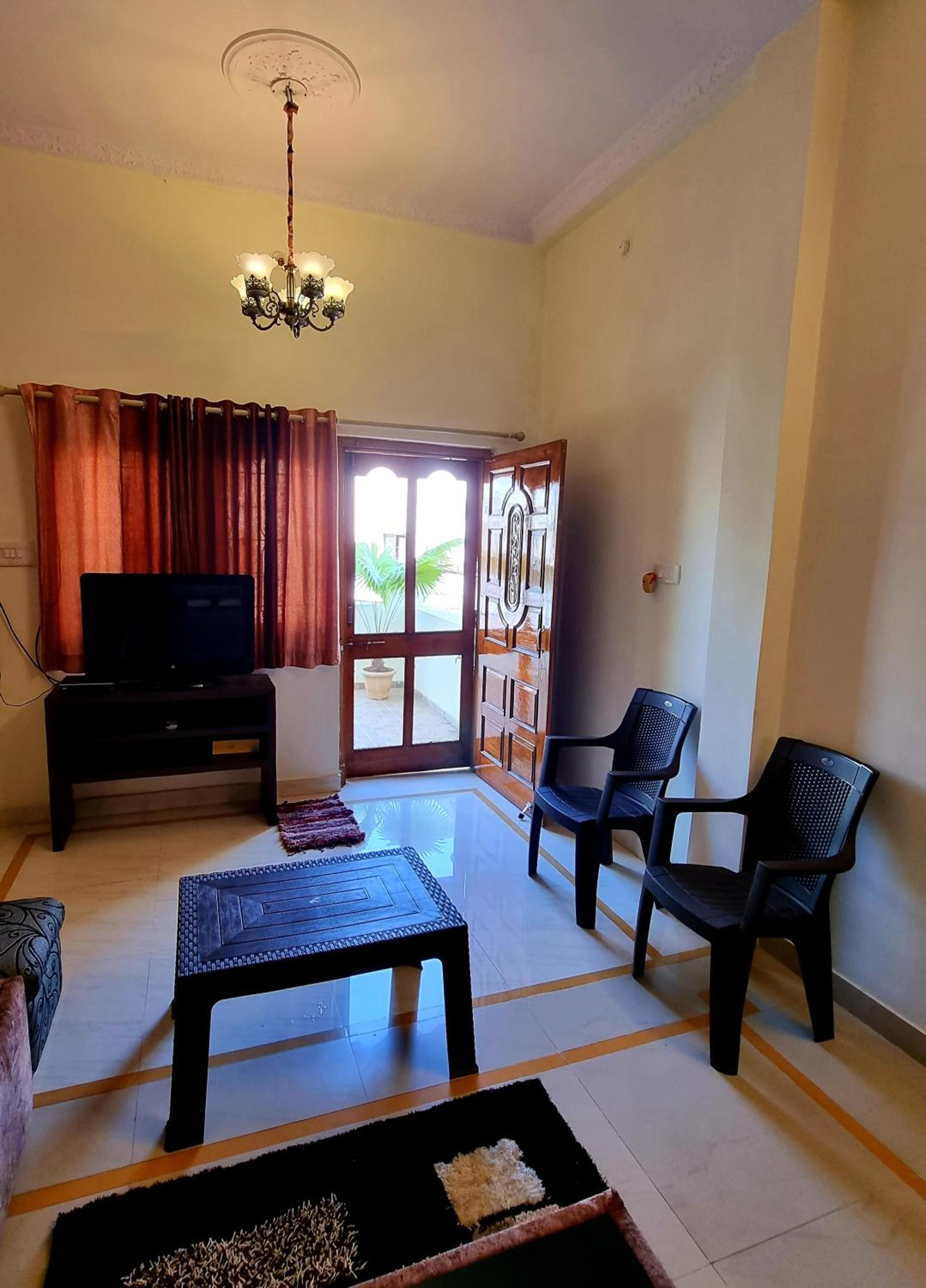Apartment with Balcony - Photo 5