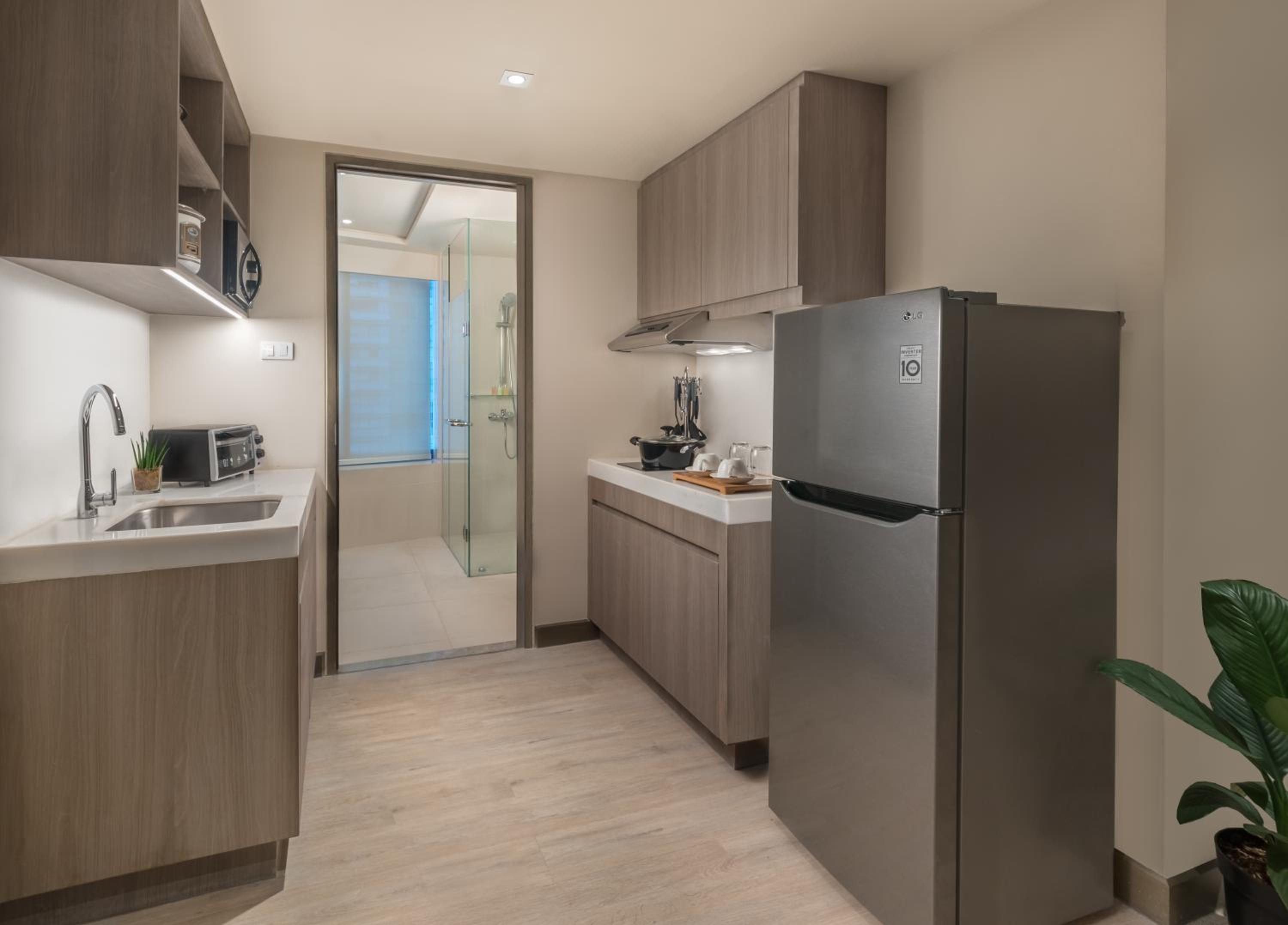 Studio Premier Room with 1 King Bed and Kitchenette - Photo 7