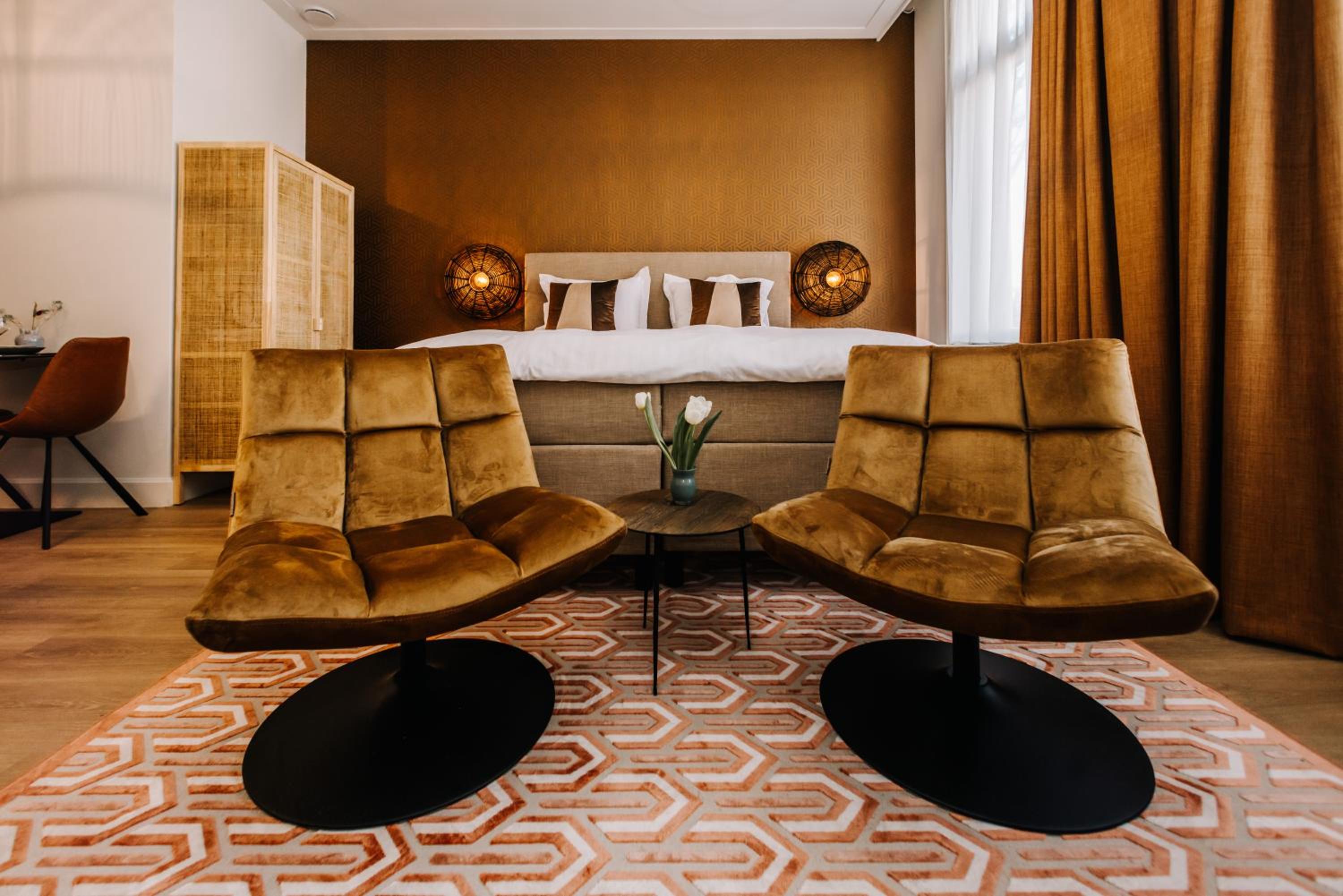 Suite - Photo 16