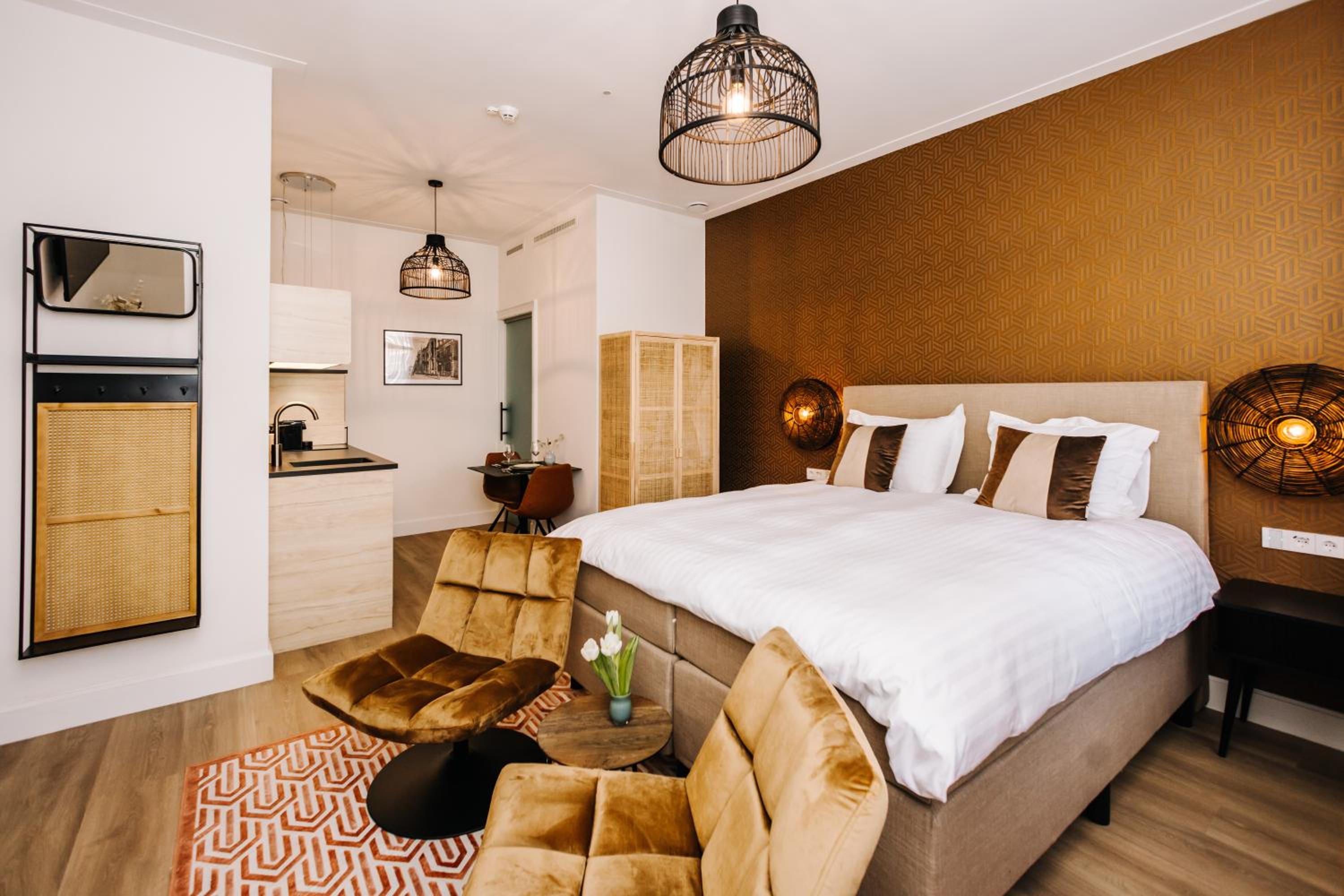 Suite - Photo 1