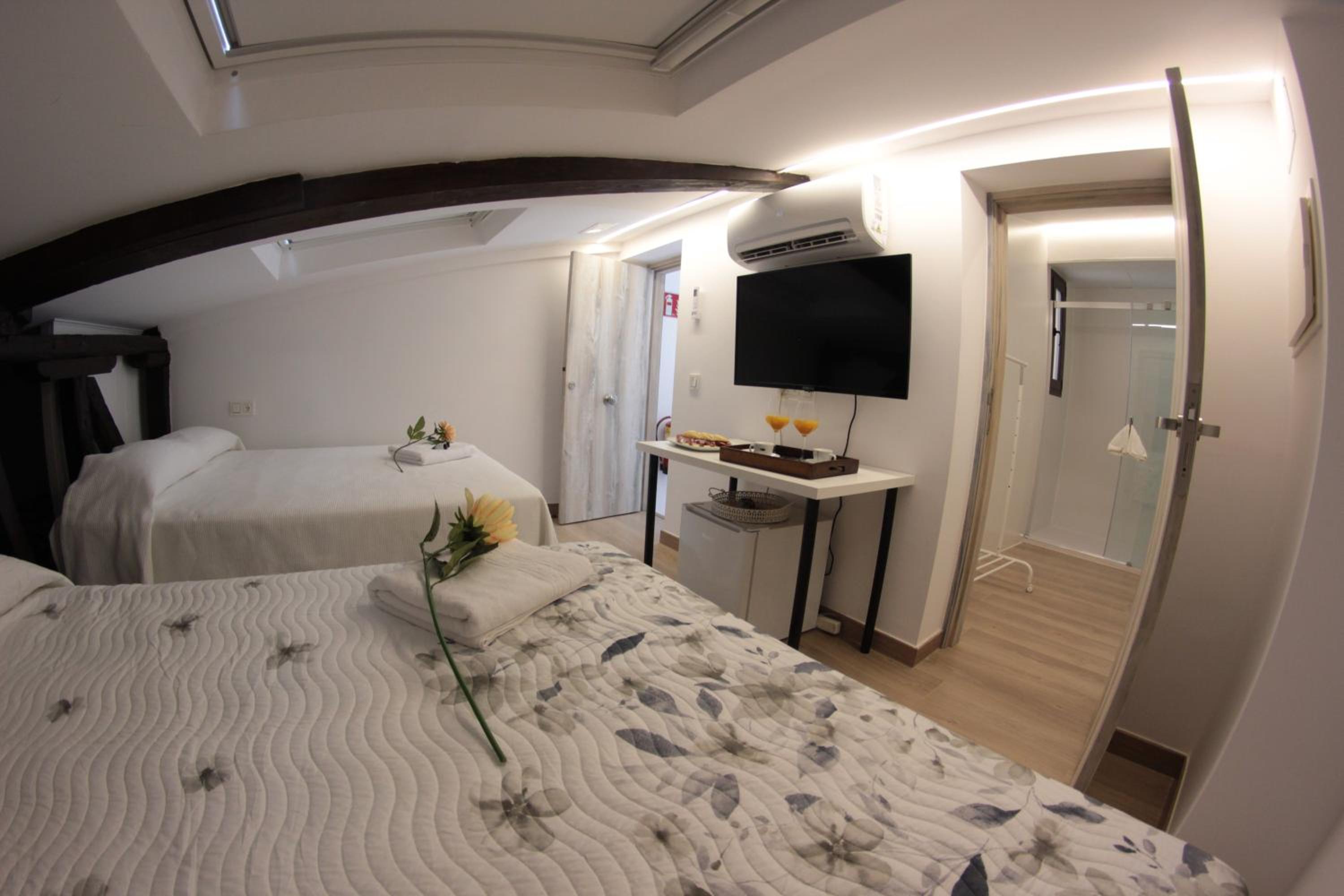 Duplex Quadruple Room - Photo 4