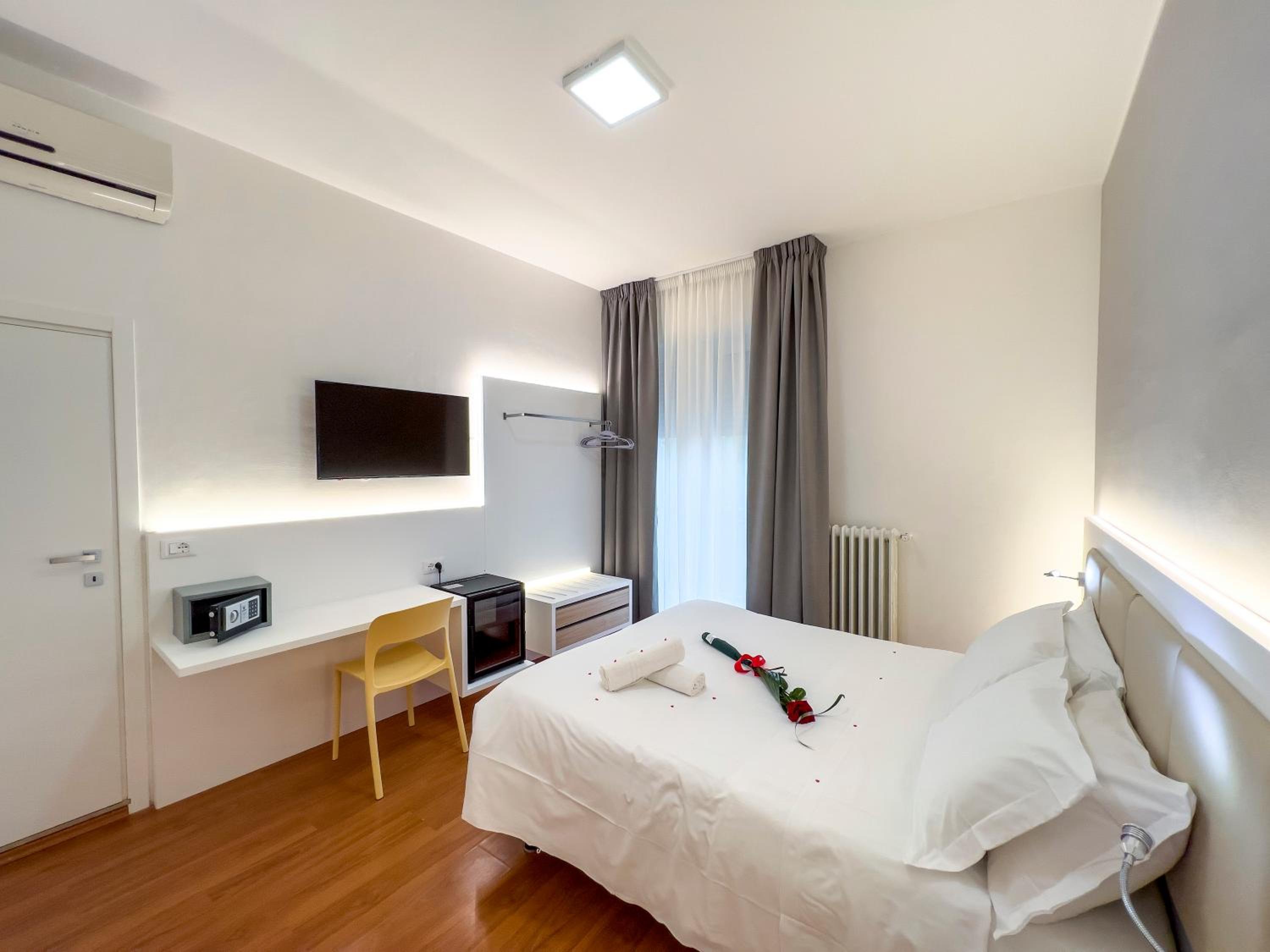 Double or Twin Room - Photo 6