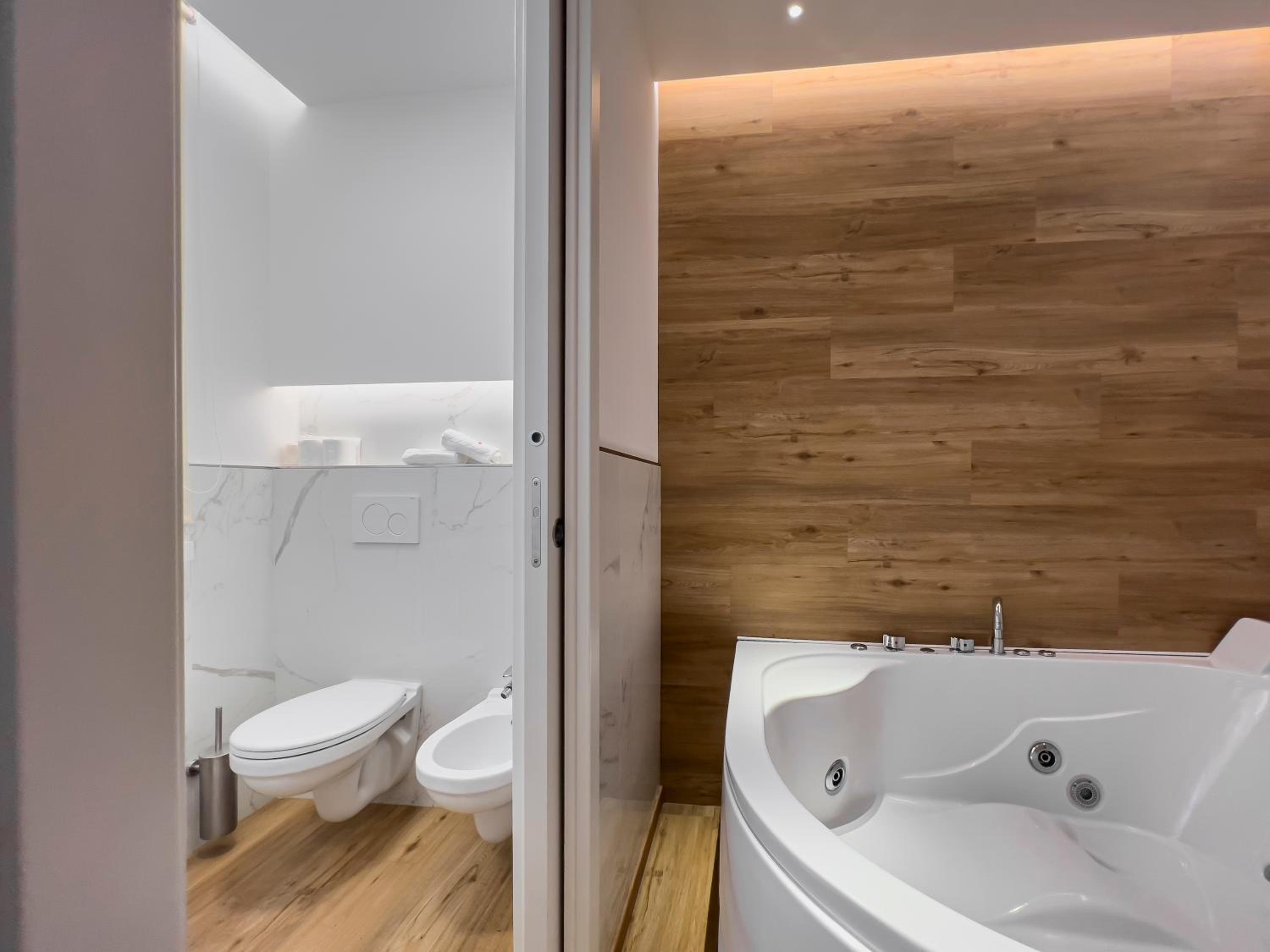 Double Room with Spa Bath - Photo 4