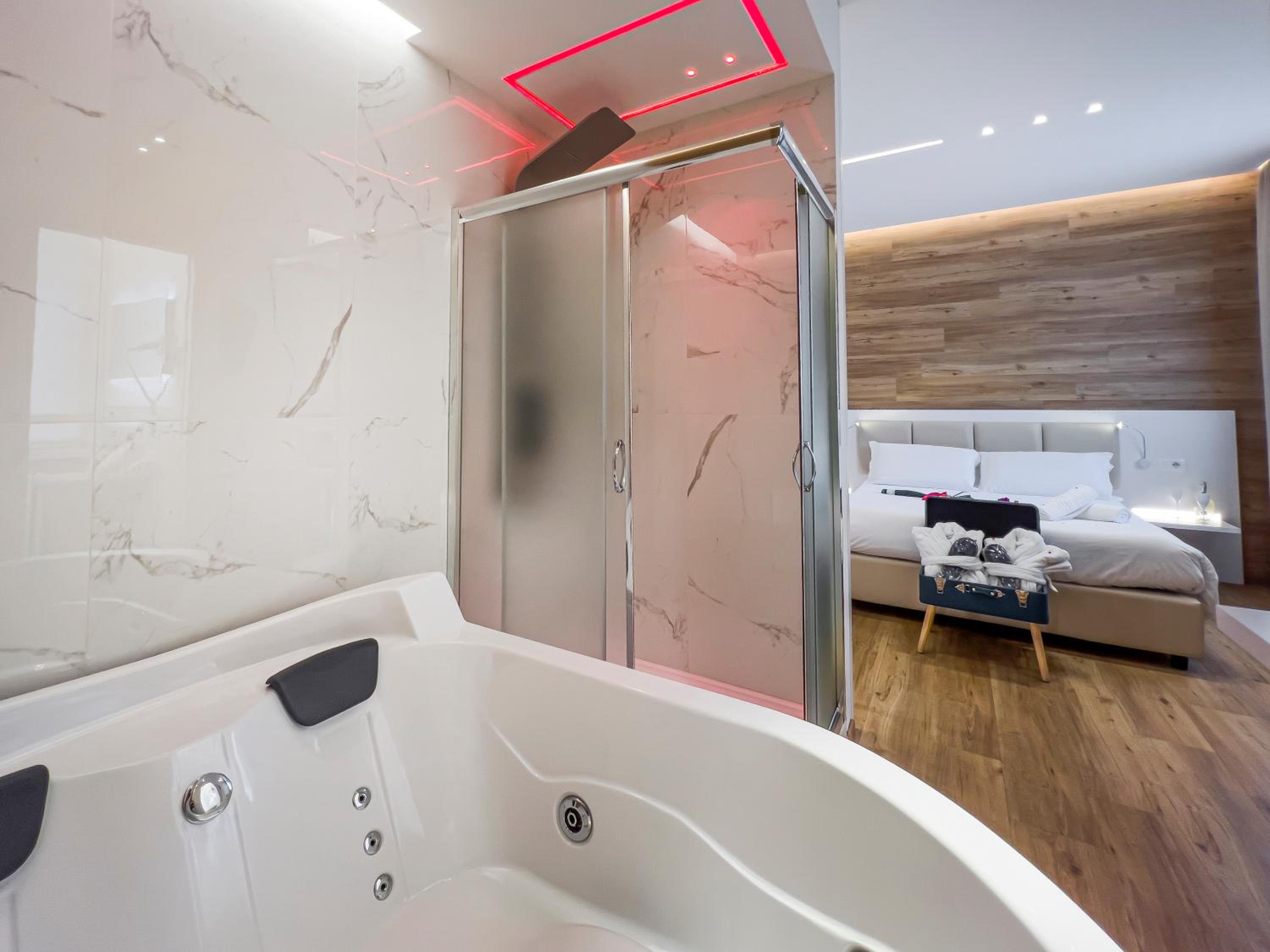 Double Room with Spa Bath - Photo 3