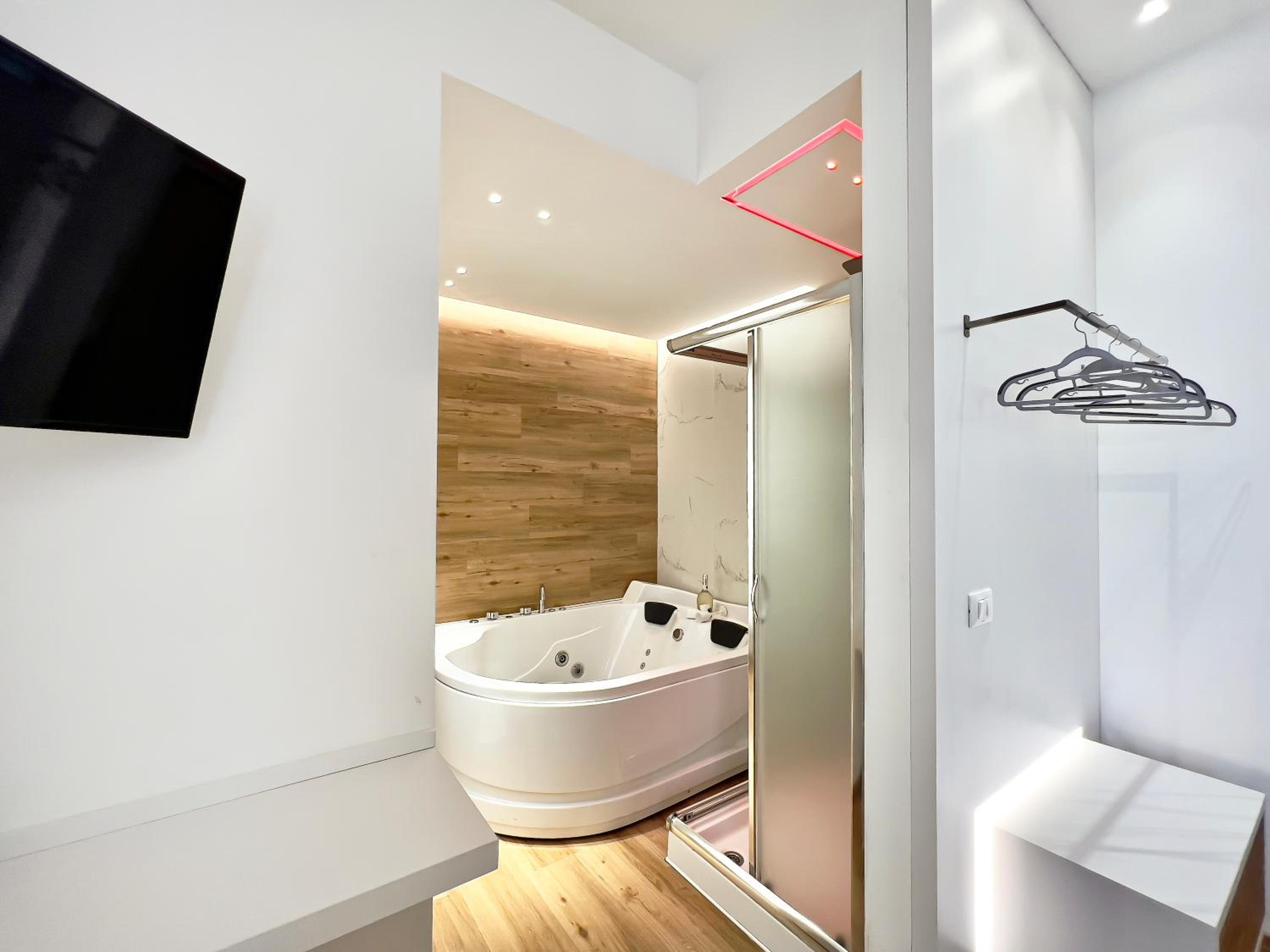 Double Room with Spa Bath - Photo 5