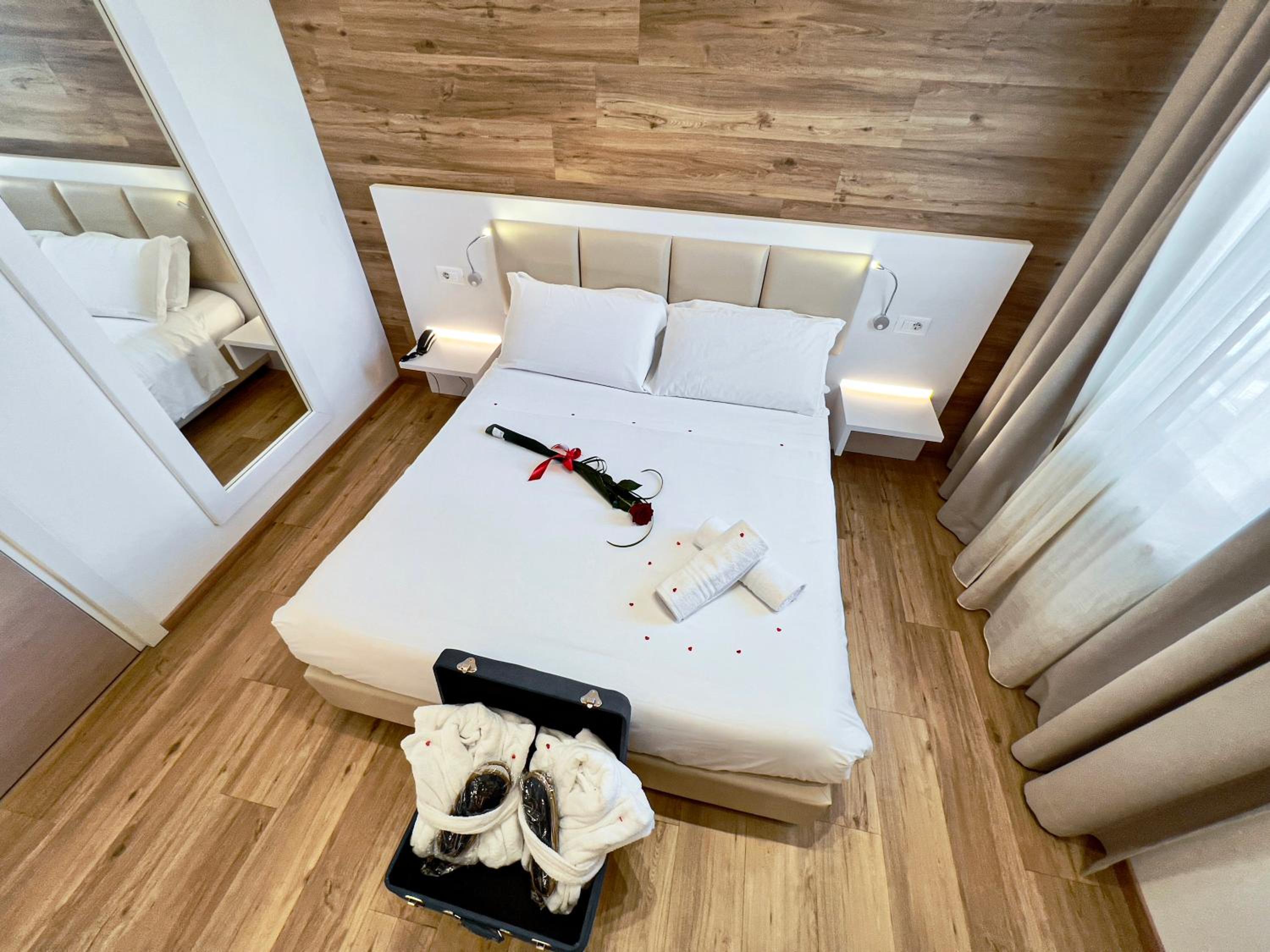 Double Room with Spa Bath - Photo 1