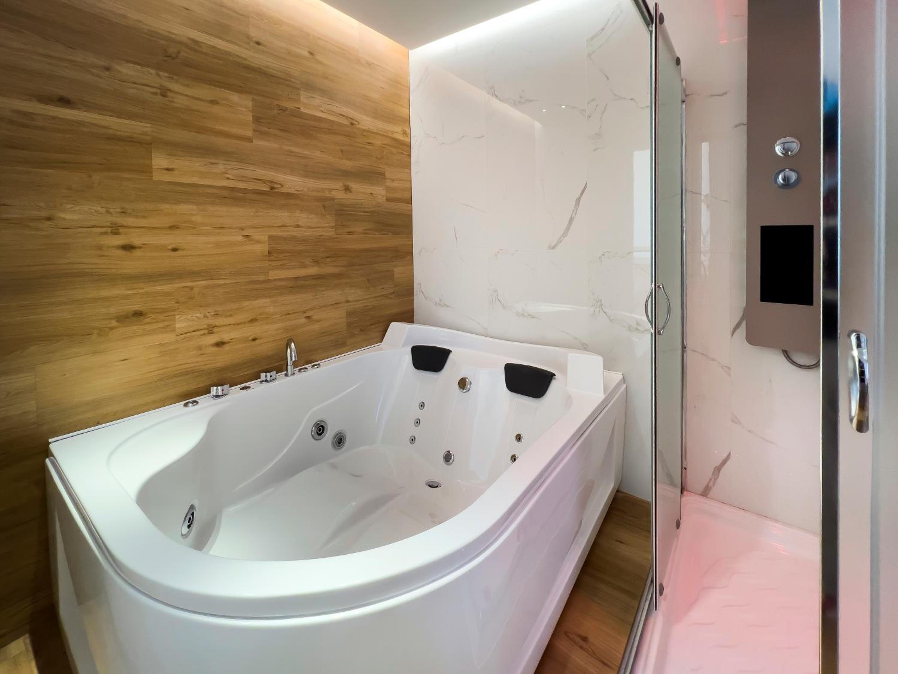 Double Room with Spa Bath - Photo 2