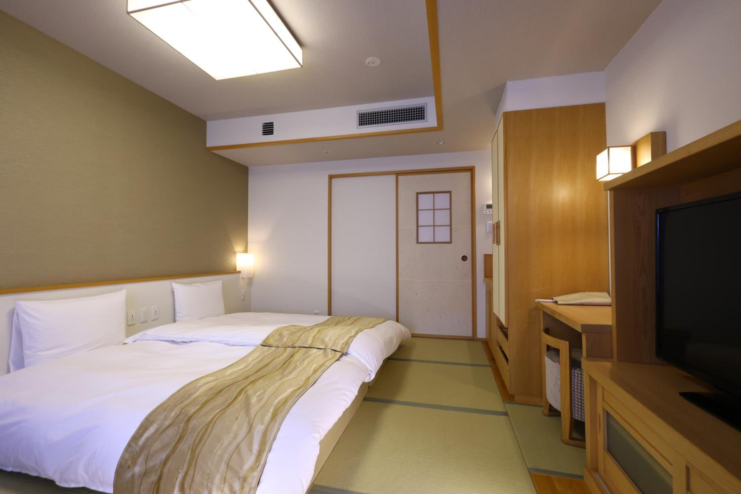 Twin Room with Shower - Non-Smoking photo 3
