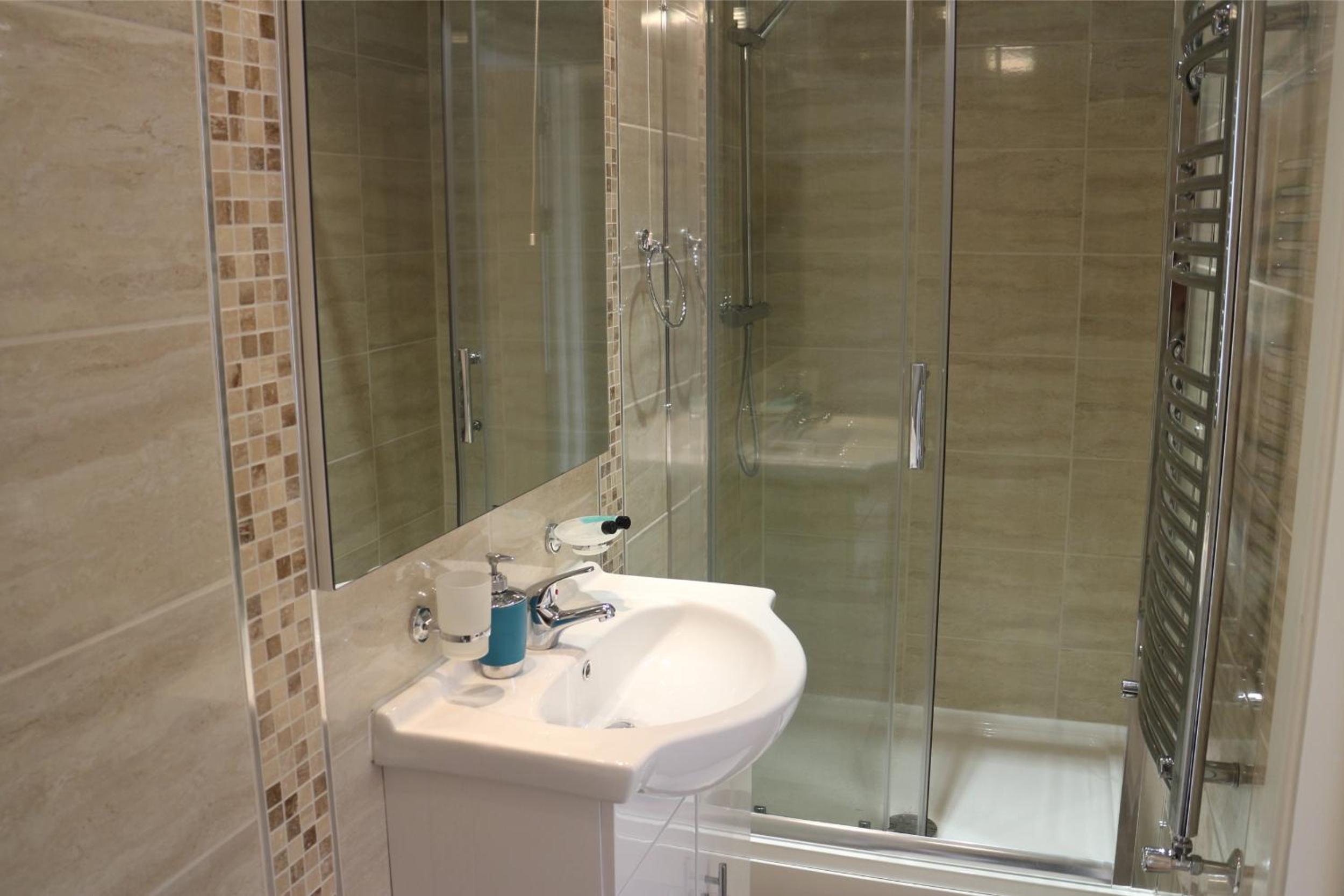 Double Room with Private Bathroom - Photo 26