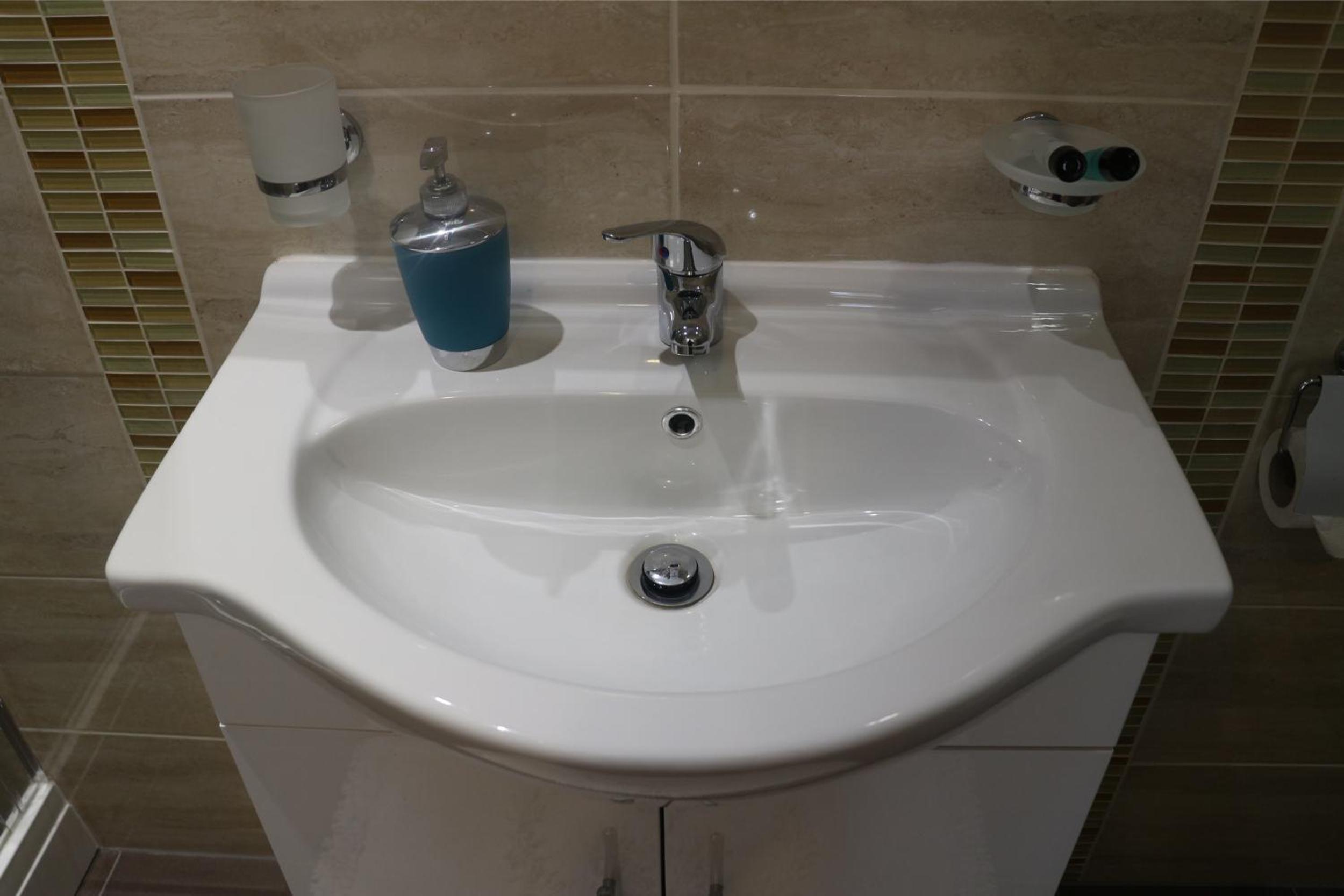 Double Room with Private Bathroom - Photo 9