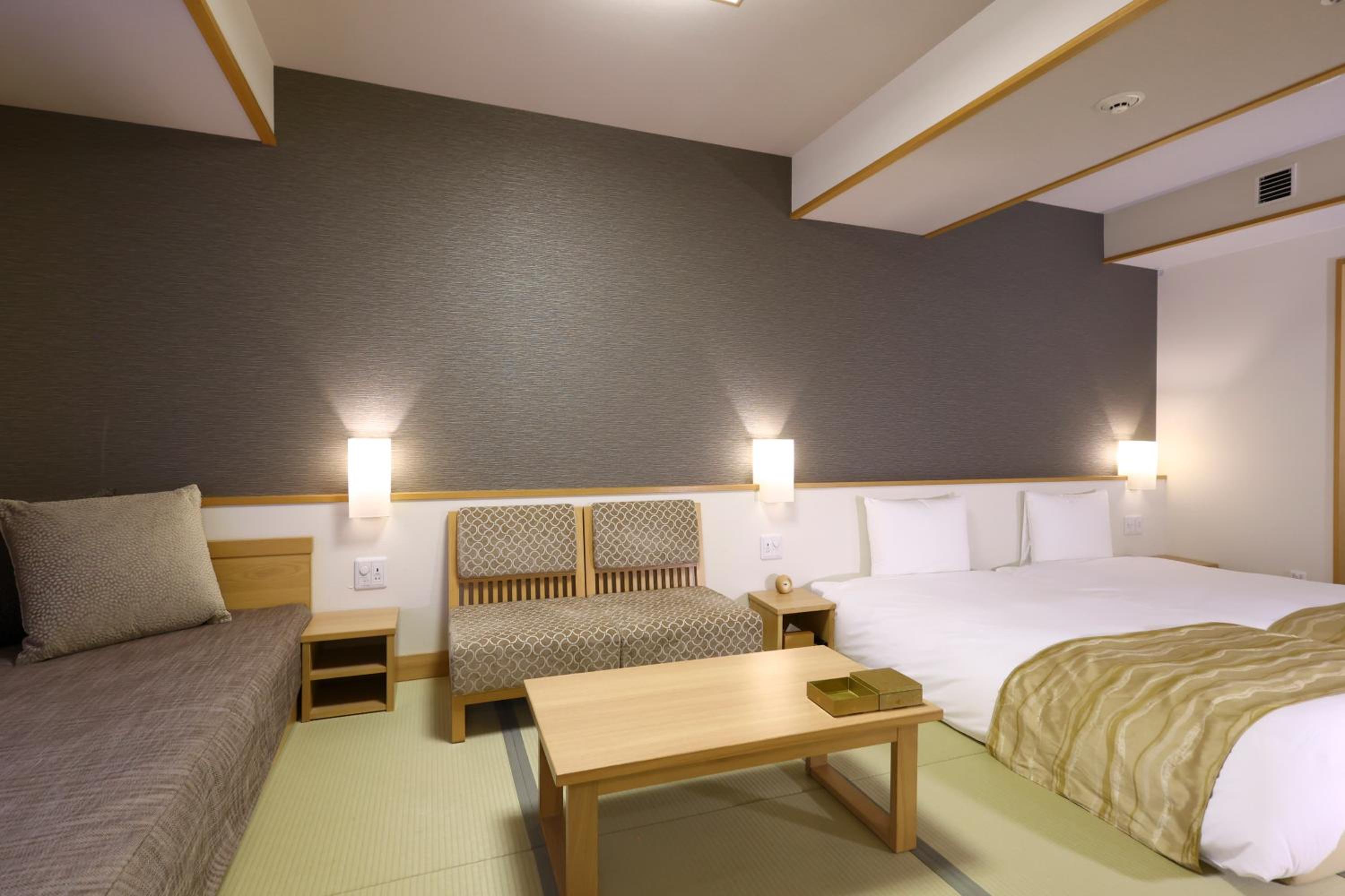 Deluxe Twin Room with Bathtub - Non-Smoking photo 3