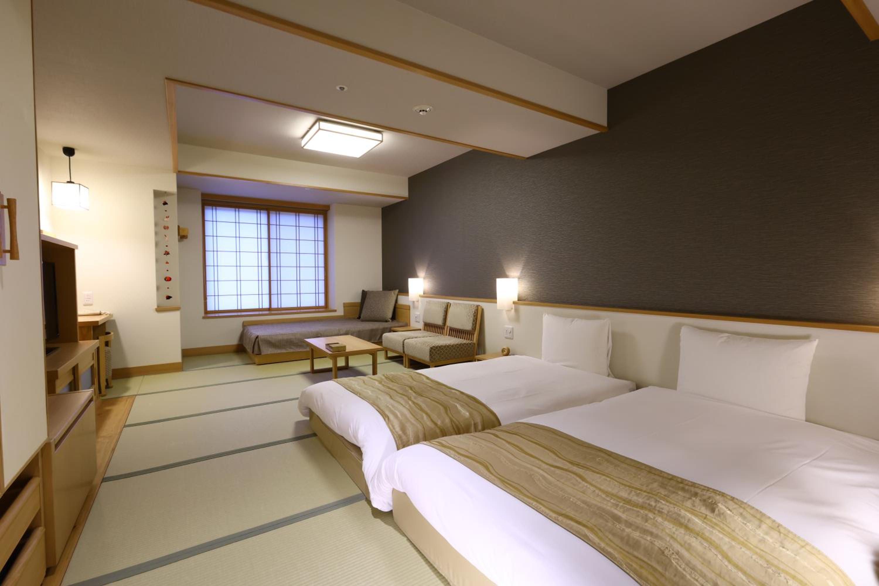 Deluxe Twin Room with Bathtub - Non-Smoking photo 2