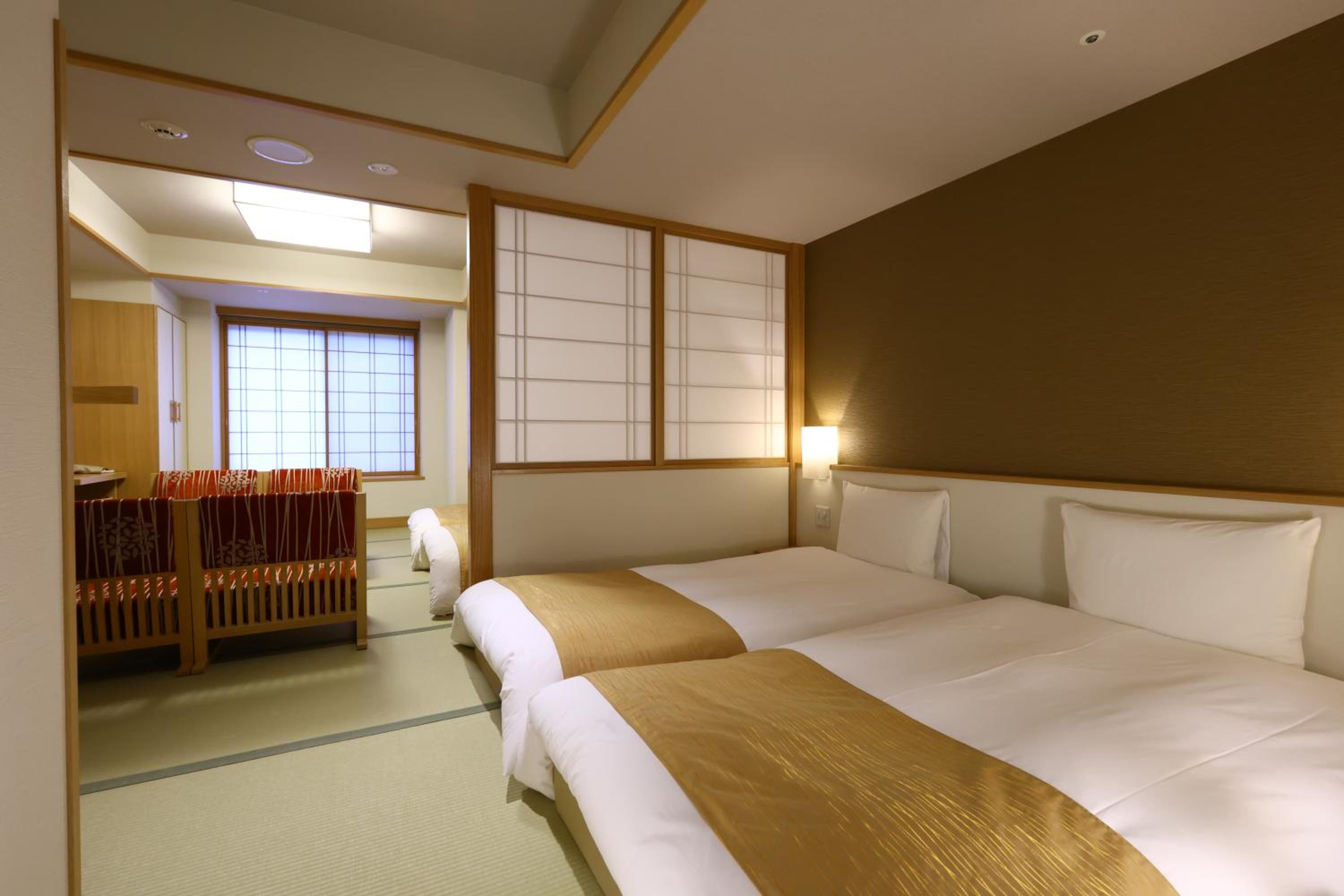 Quadruple Room with Bathtub - Non-Smoking photo 3