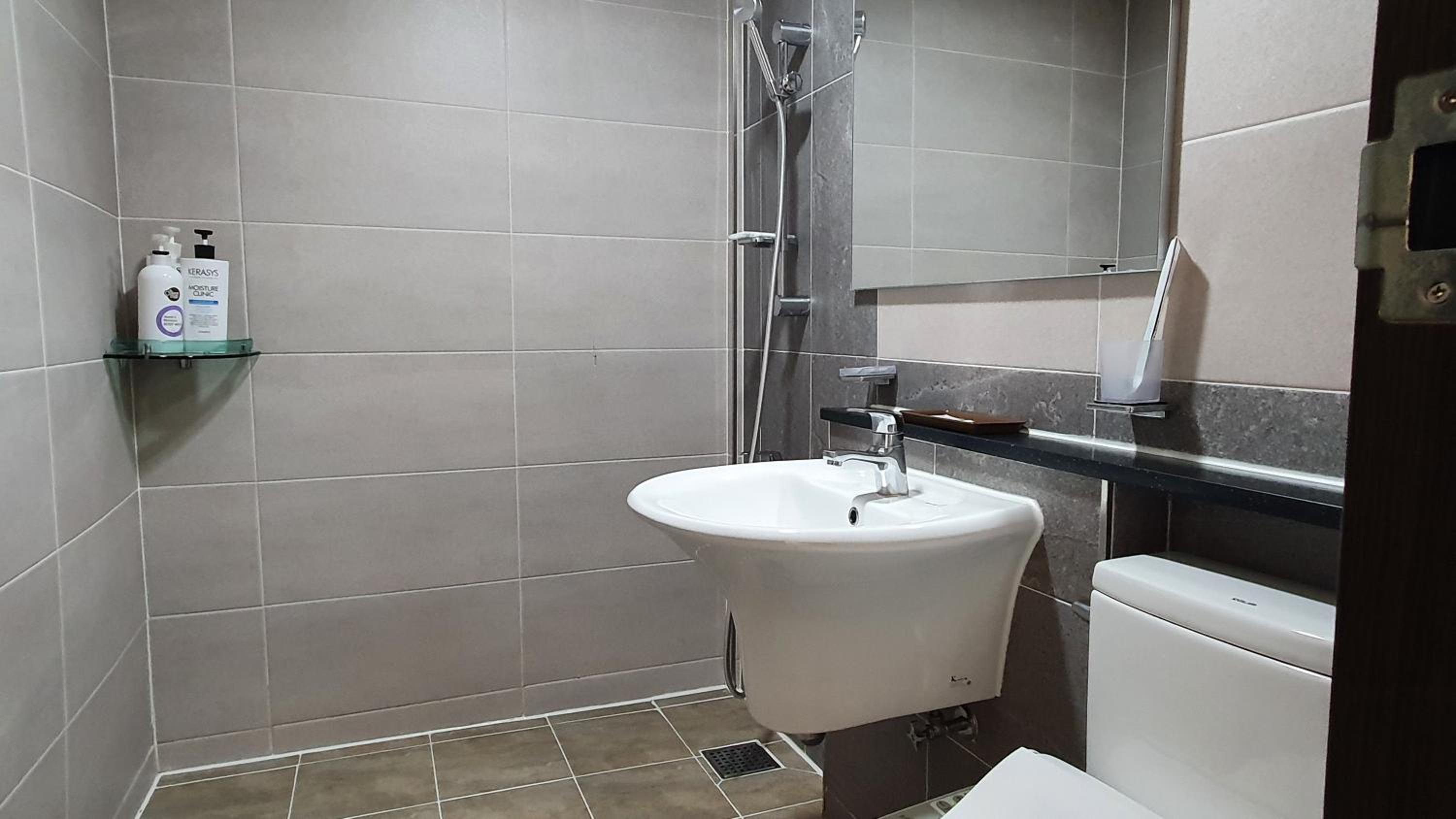 Two-Bedroom House - Photo 9