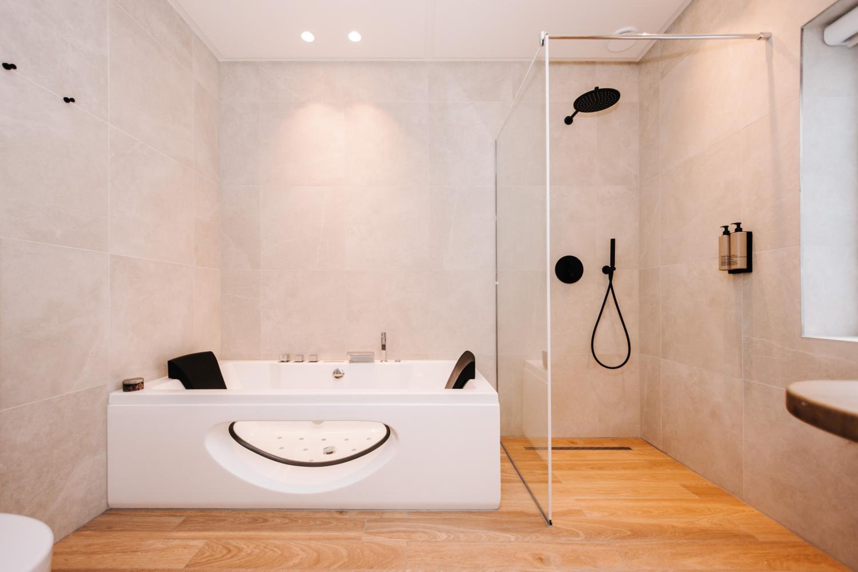 Suite with Spa Bath - Photo 6