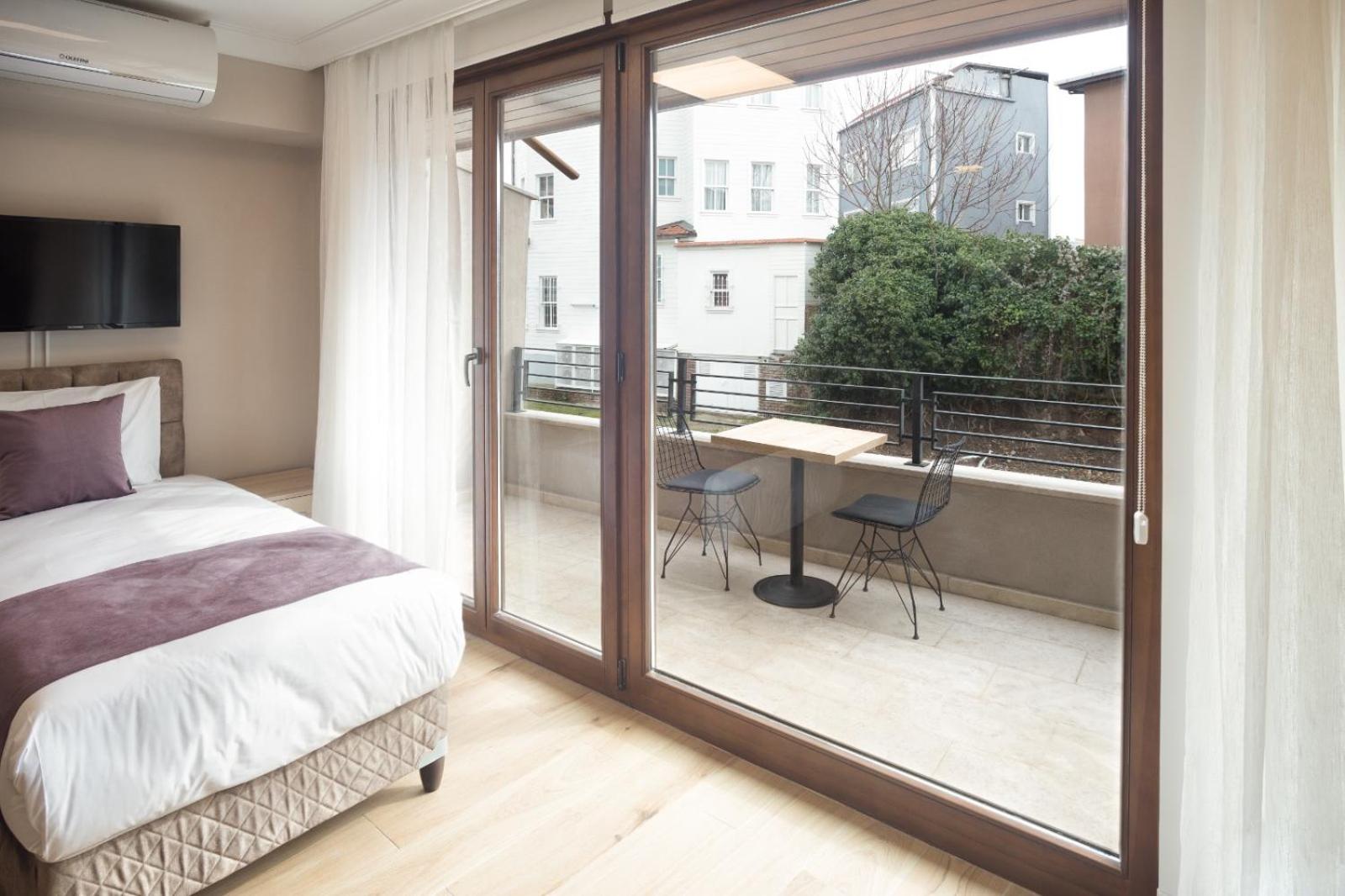 GARDEN FLOOR STUDIO BALCONY ROOM photo 3