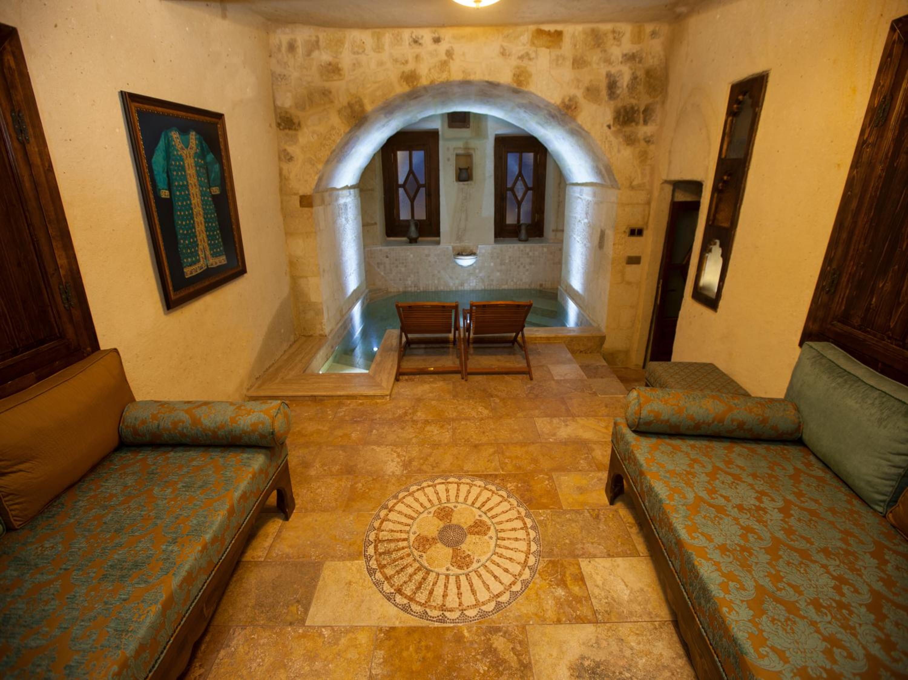 Majestic Cave & Pool Suite - Photo 8