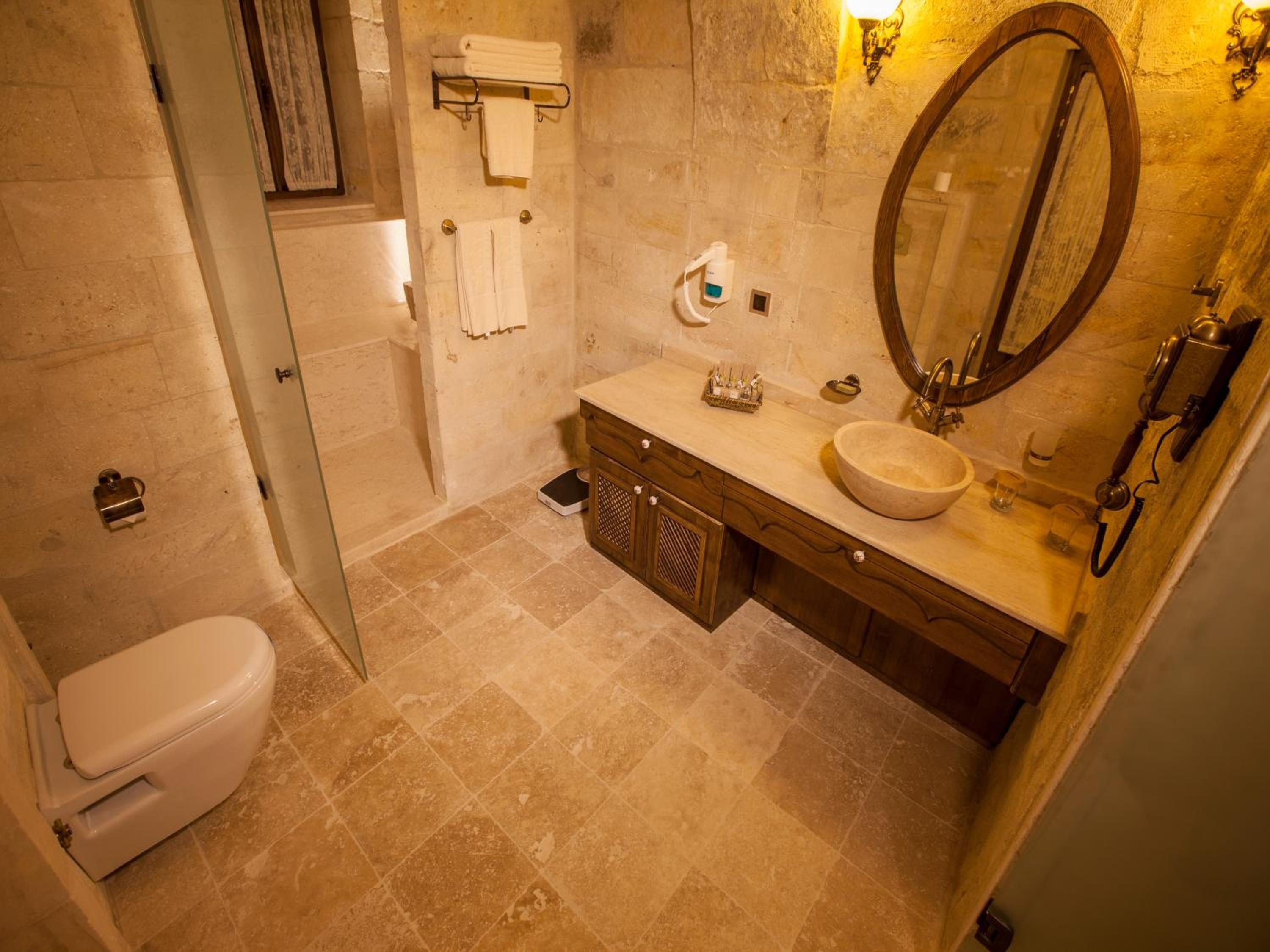 Majestic Cave & Pool Suite - Photo 4
