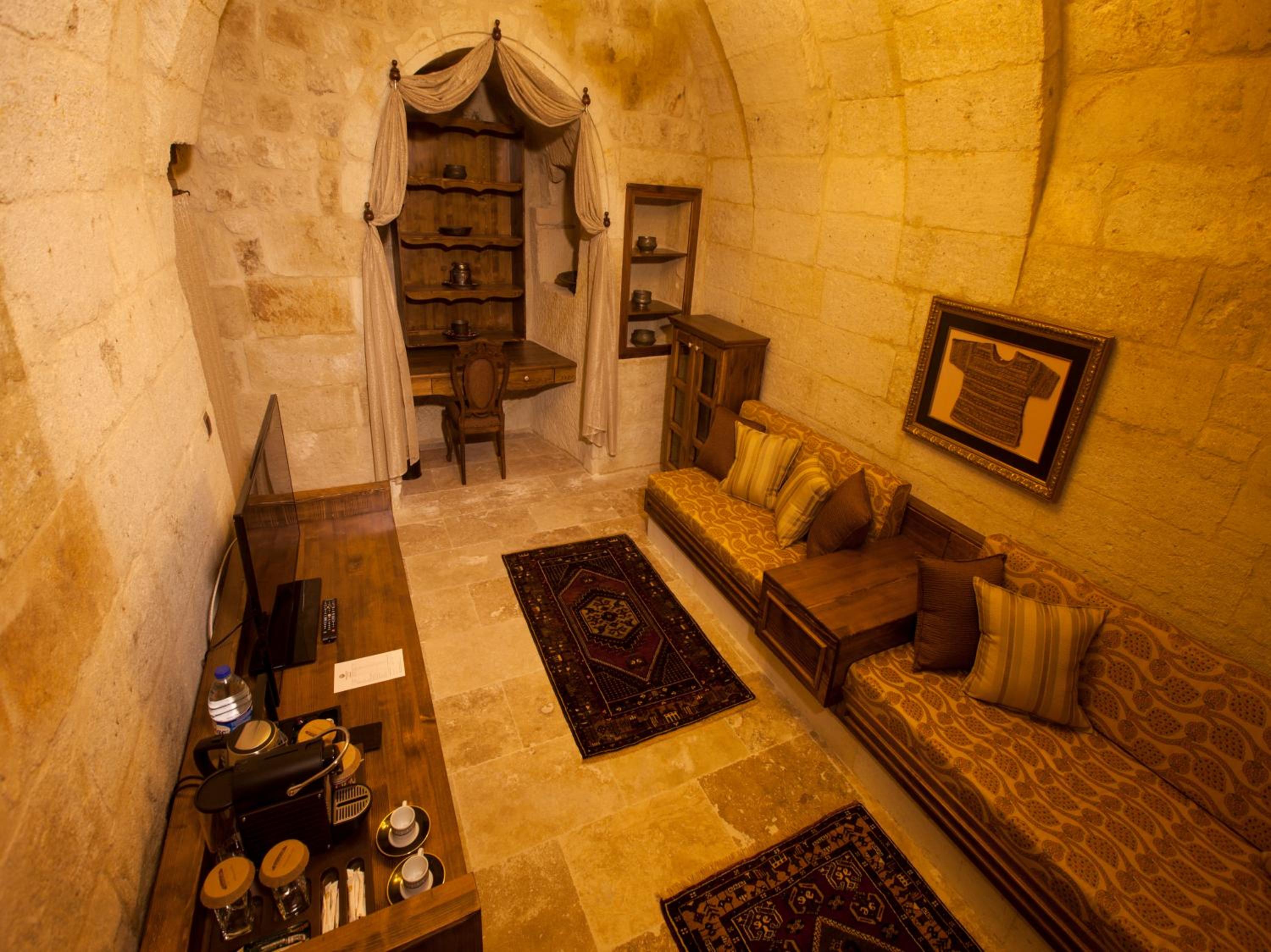 Majestic Cave & Pool Suite - Photo 3