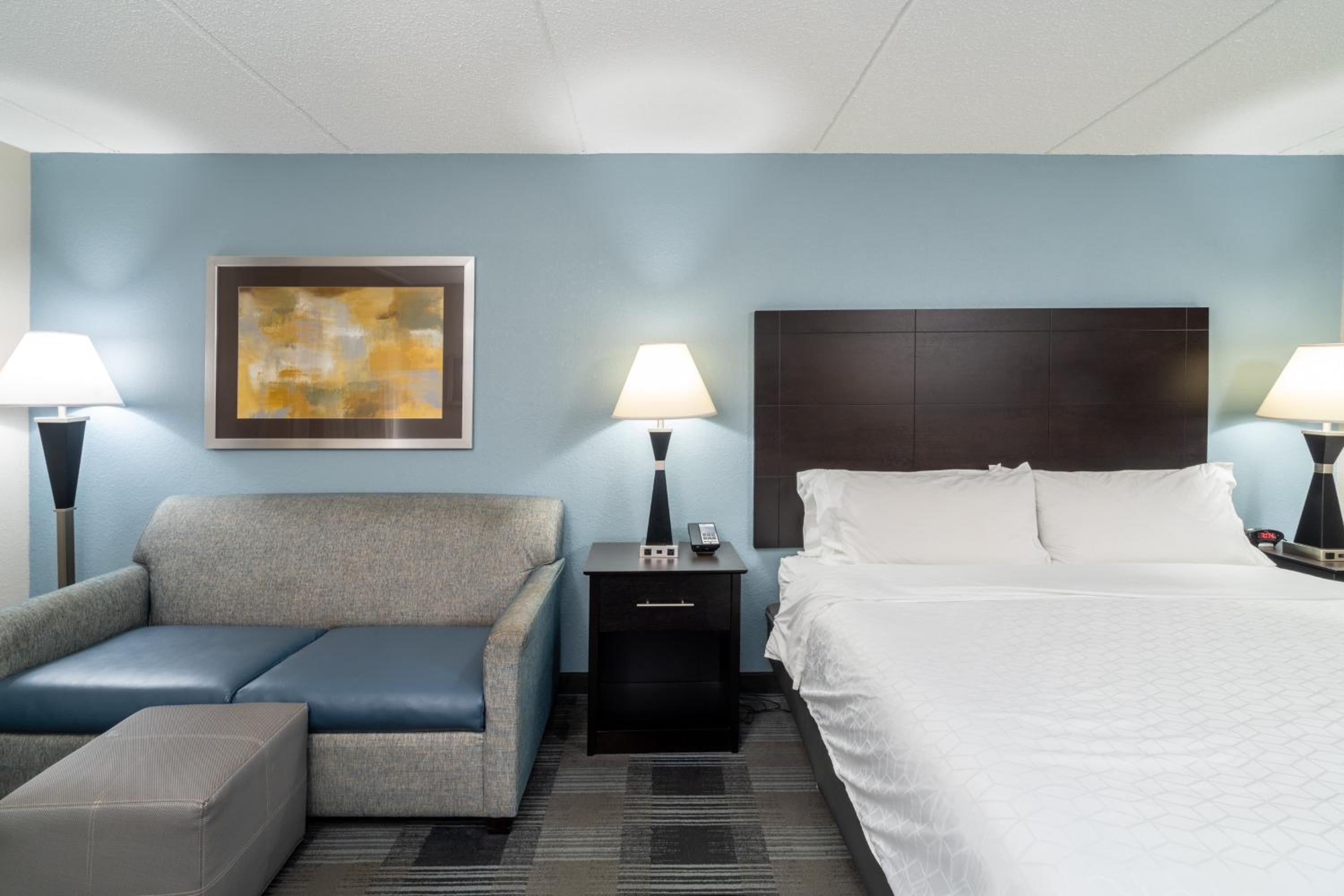 Standard King Room with Sofa Bed - Photo 1
