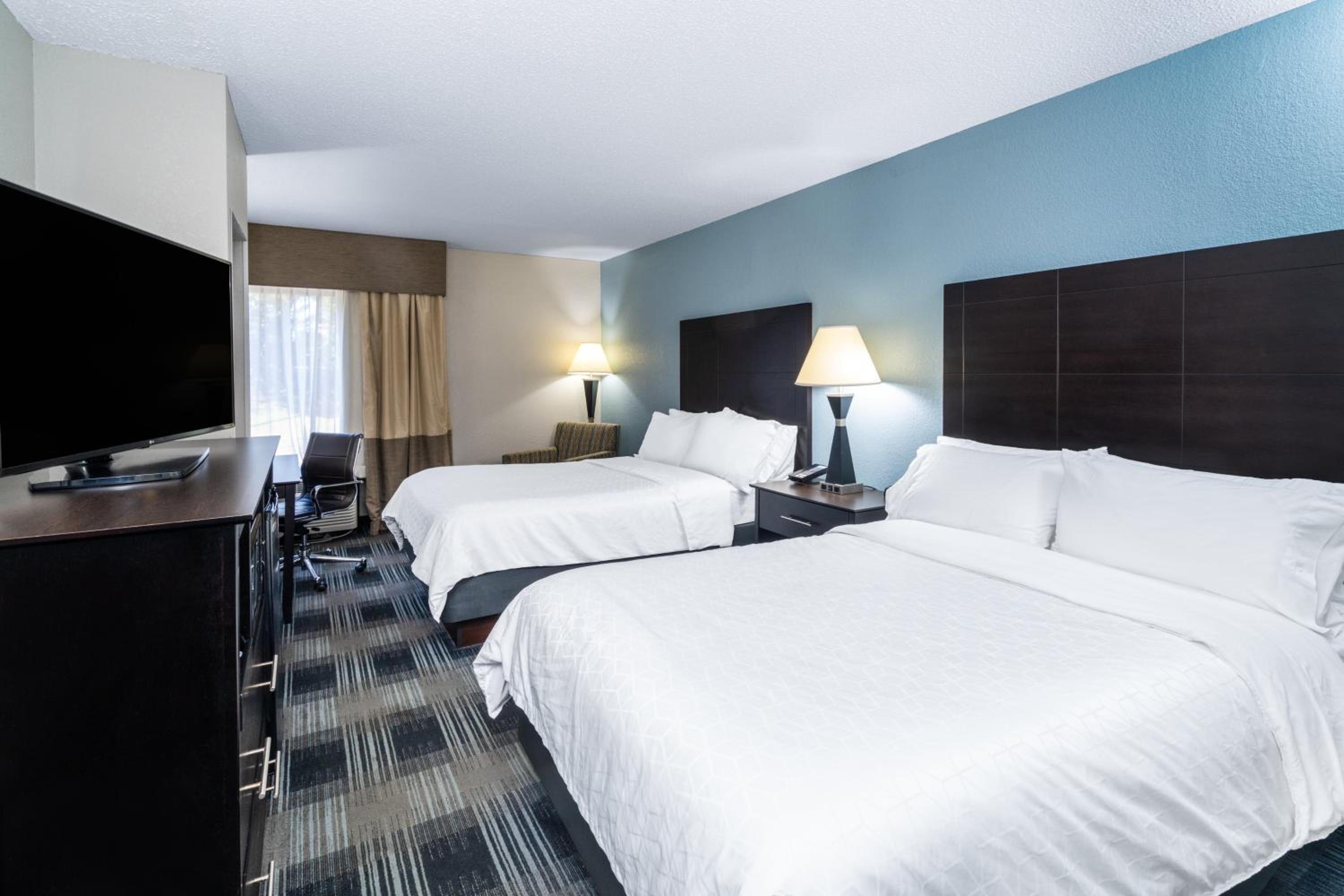 Standard Queen Room with Two Queen Beds - Photo 4