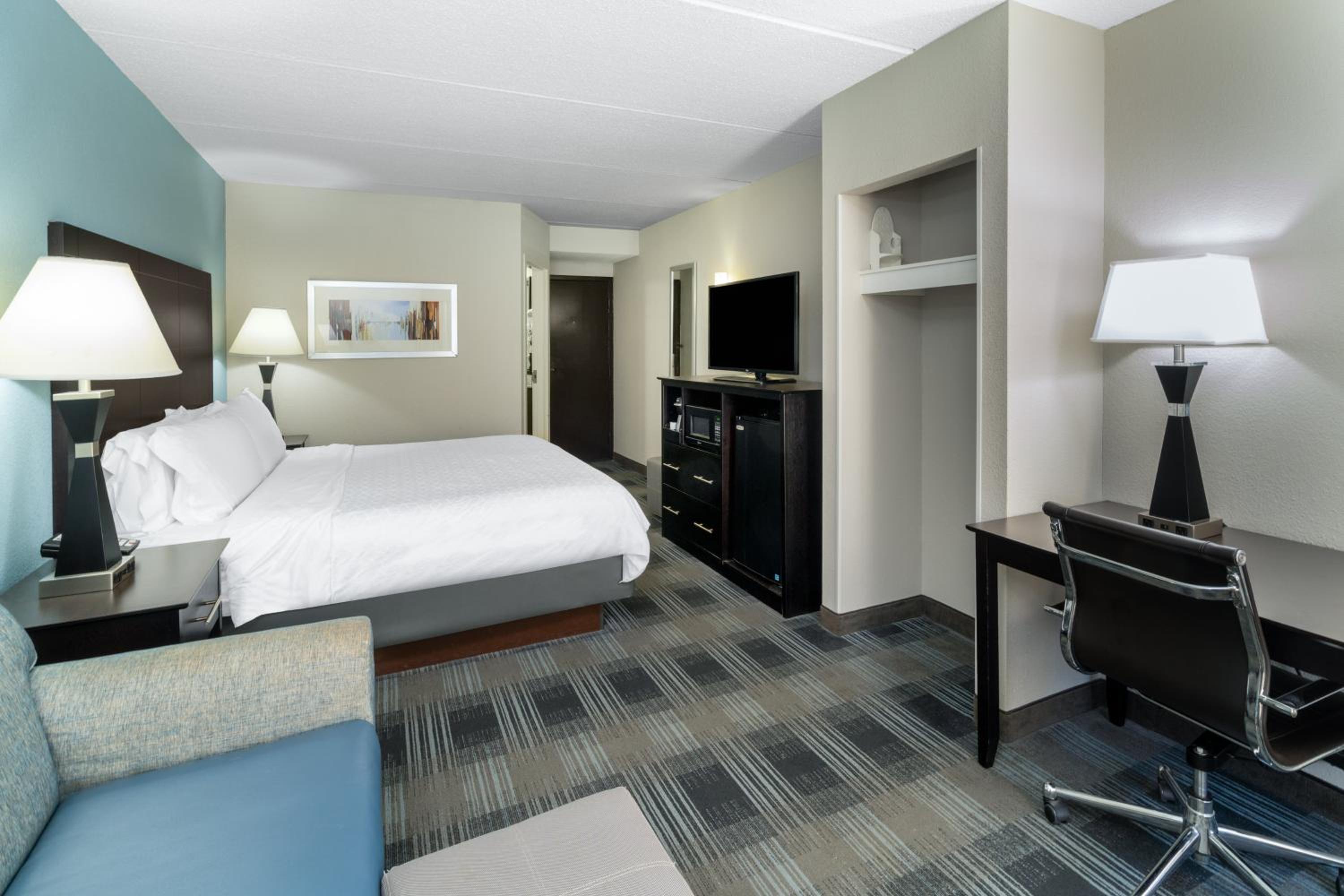 Standard King Room with Sofa Bed - Photo 3