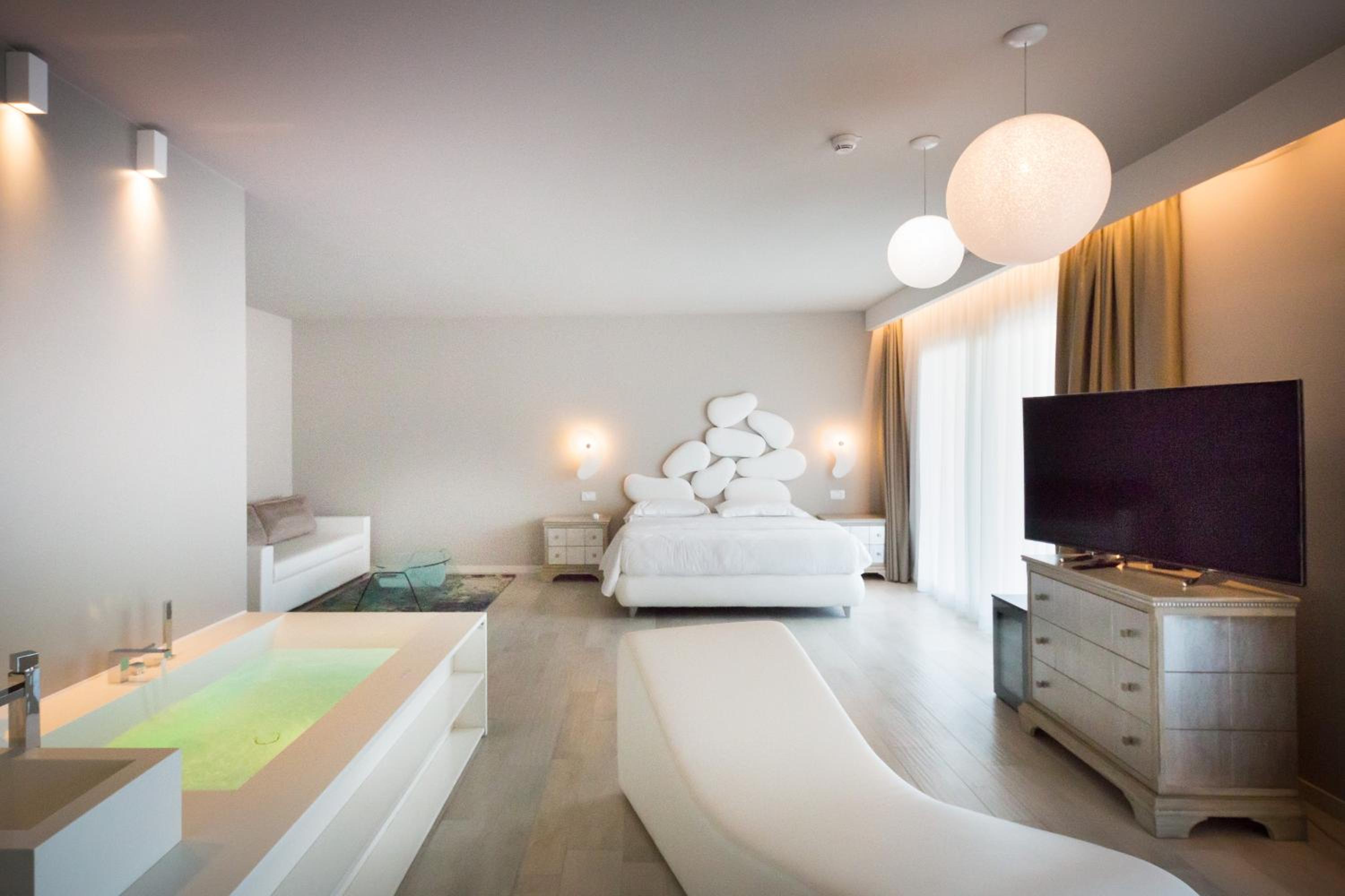 Junior Suite with Private Spa - Photo 2