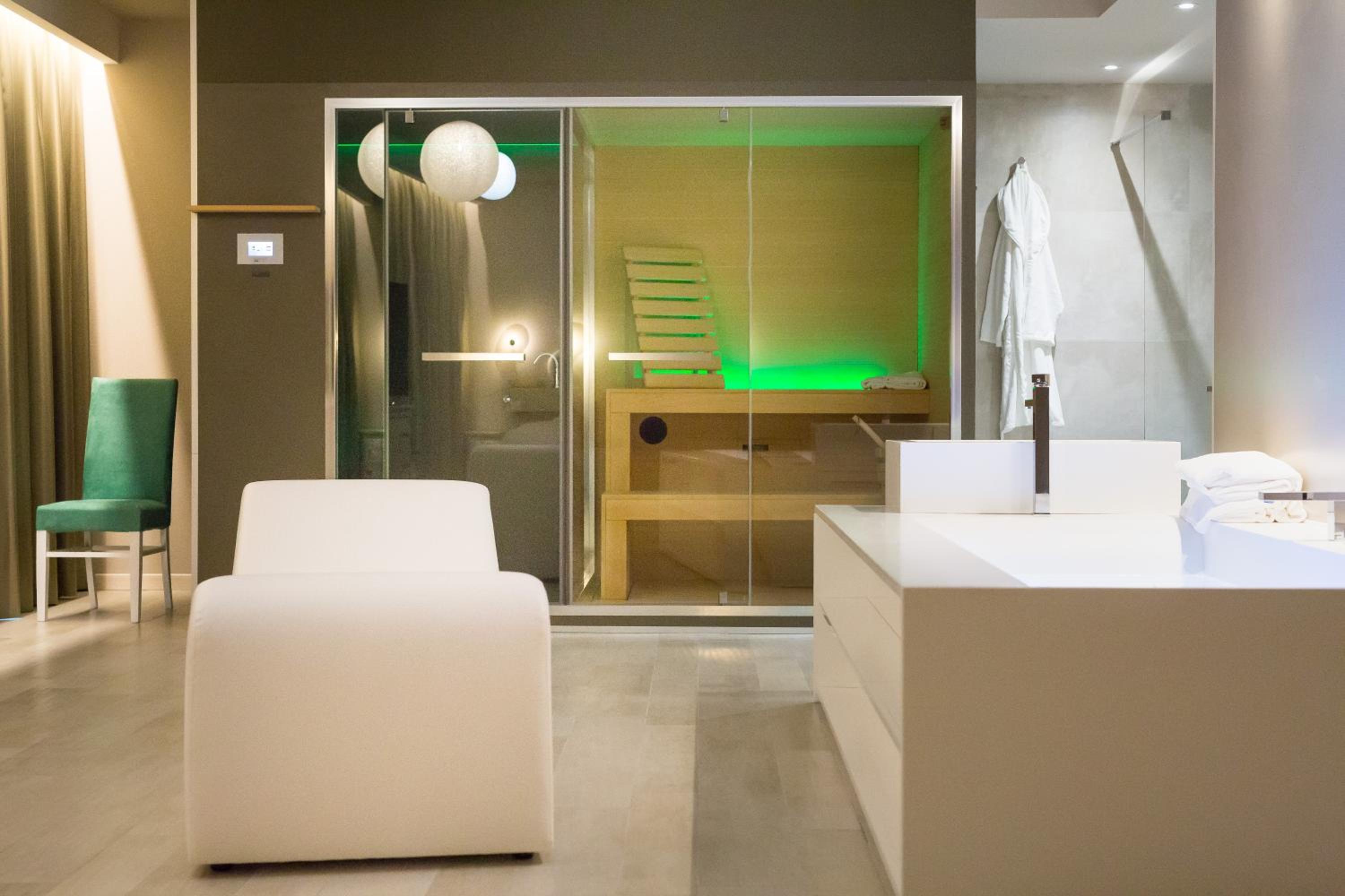 Junior Suite with Private Spa - Photo 5