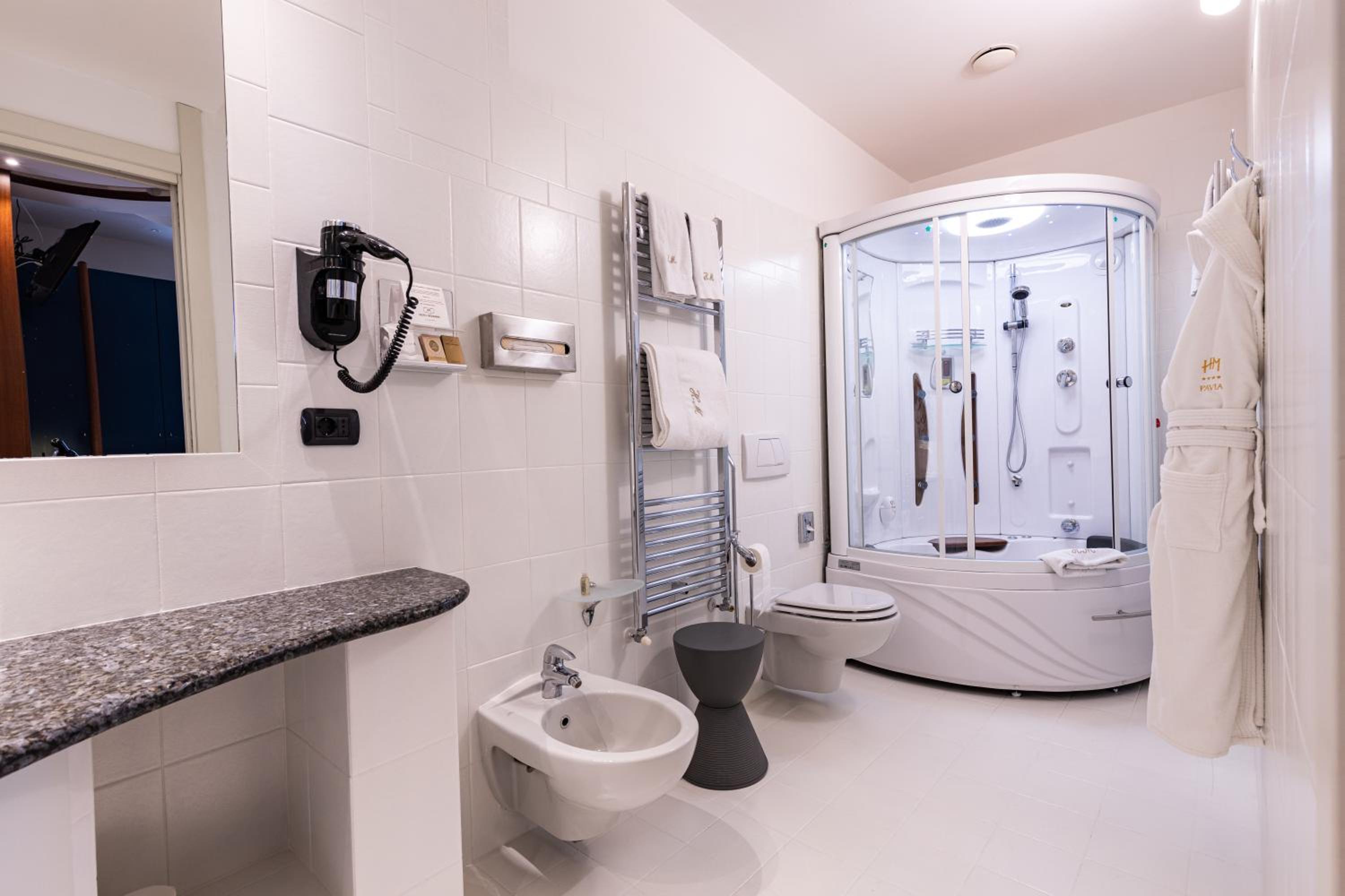 Suite - Photo 15