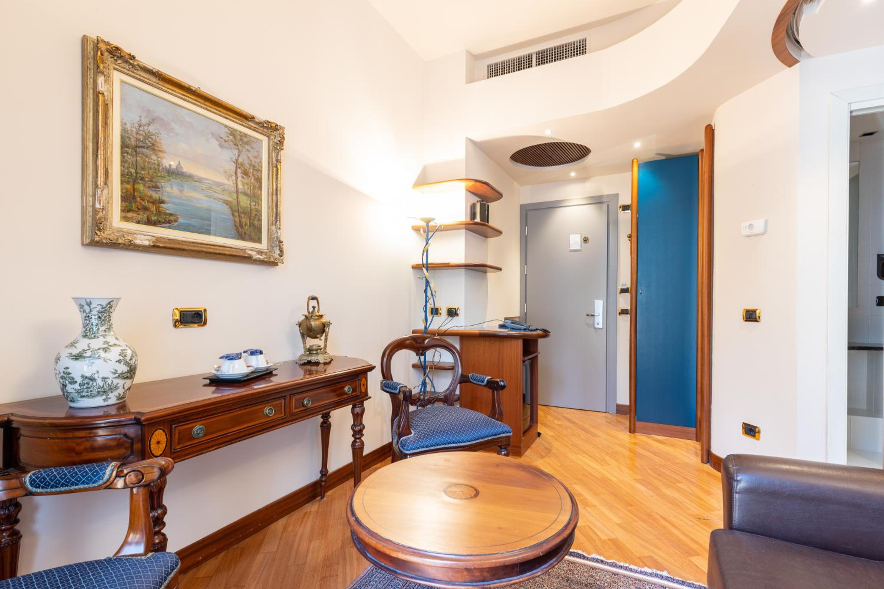 Suite - Photo 8
