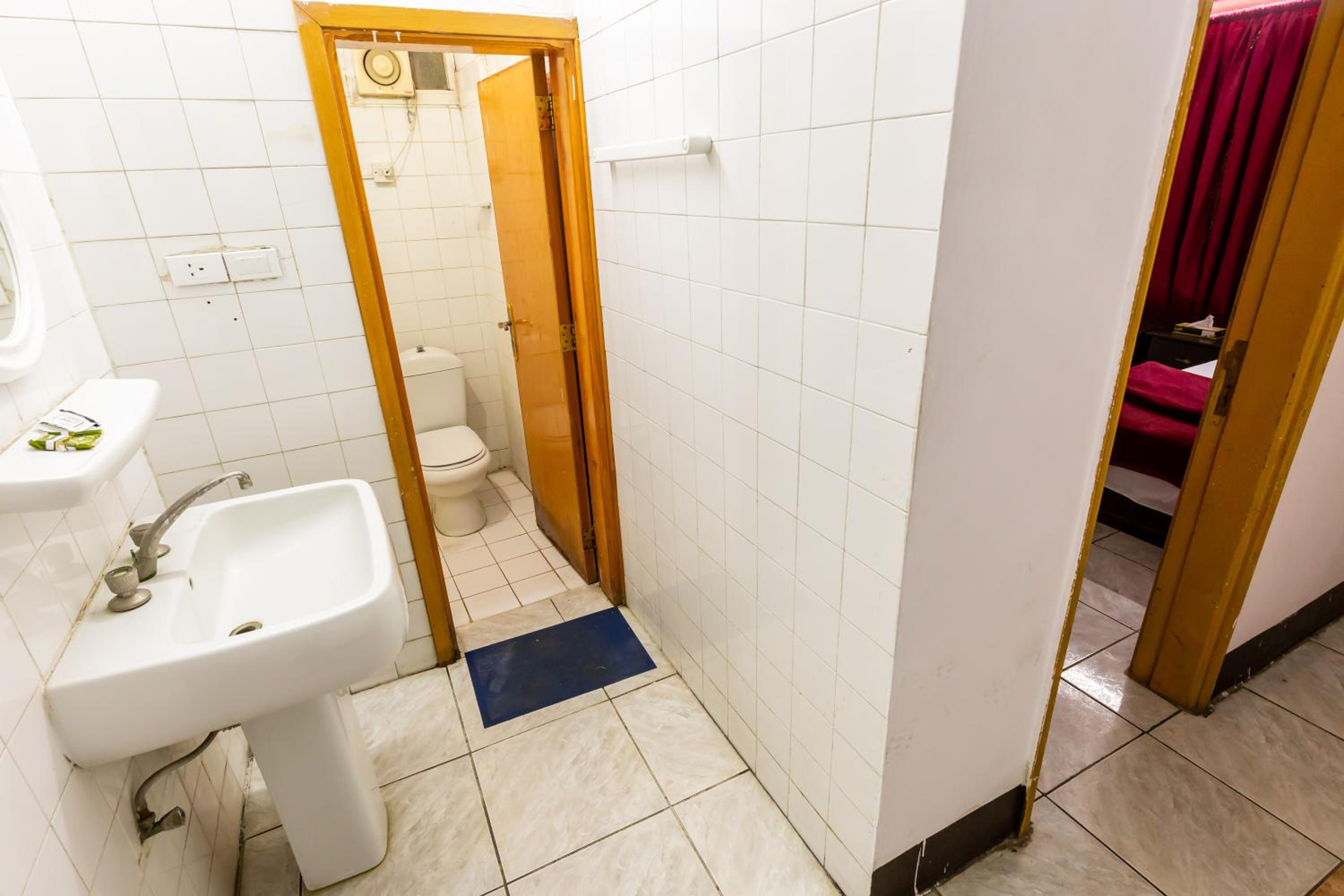 Double or Twin Room with Private Bathroom photo 2