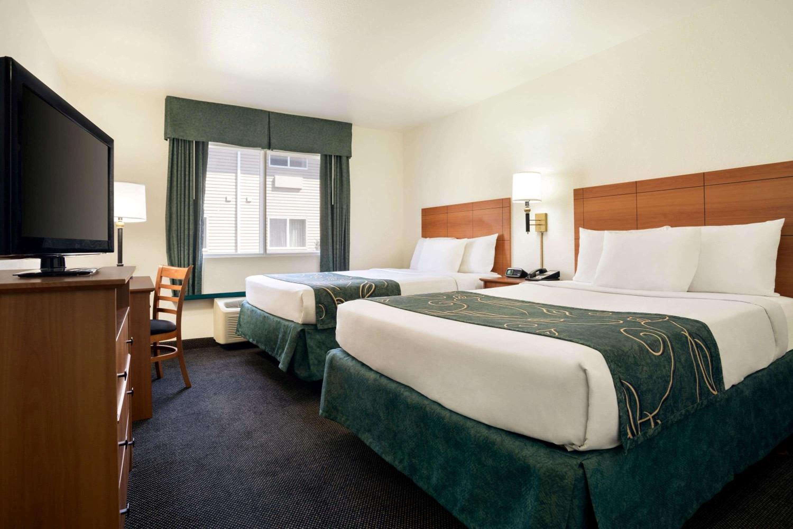 Queen Room with Two Queen Beds - Non-Smoking - Photo 7